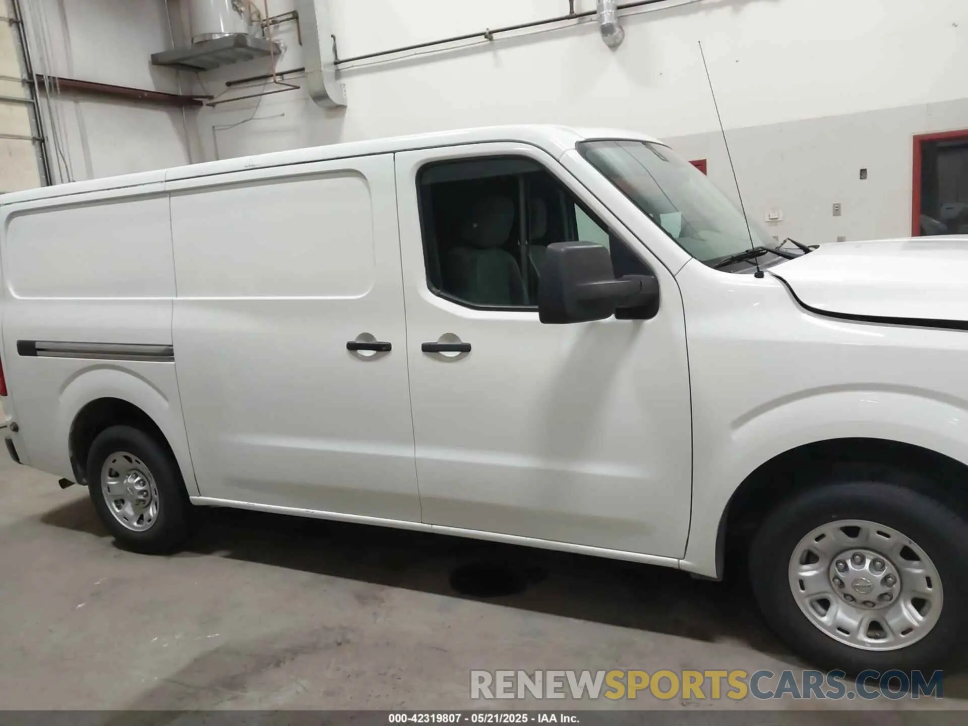 12 fotografías del automóvil dañado 1N6BF0KM3KN800446 NISSAN NV CARGO NV1500 2019