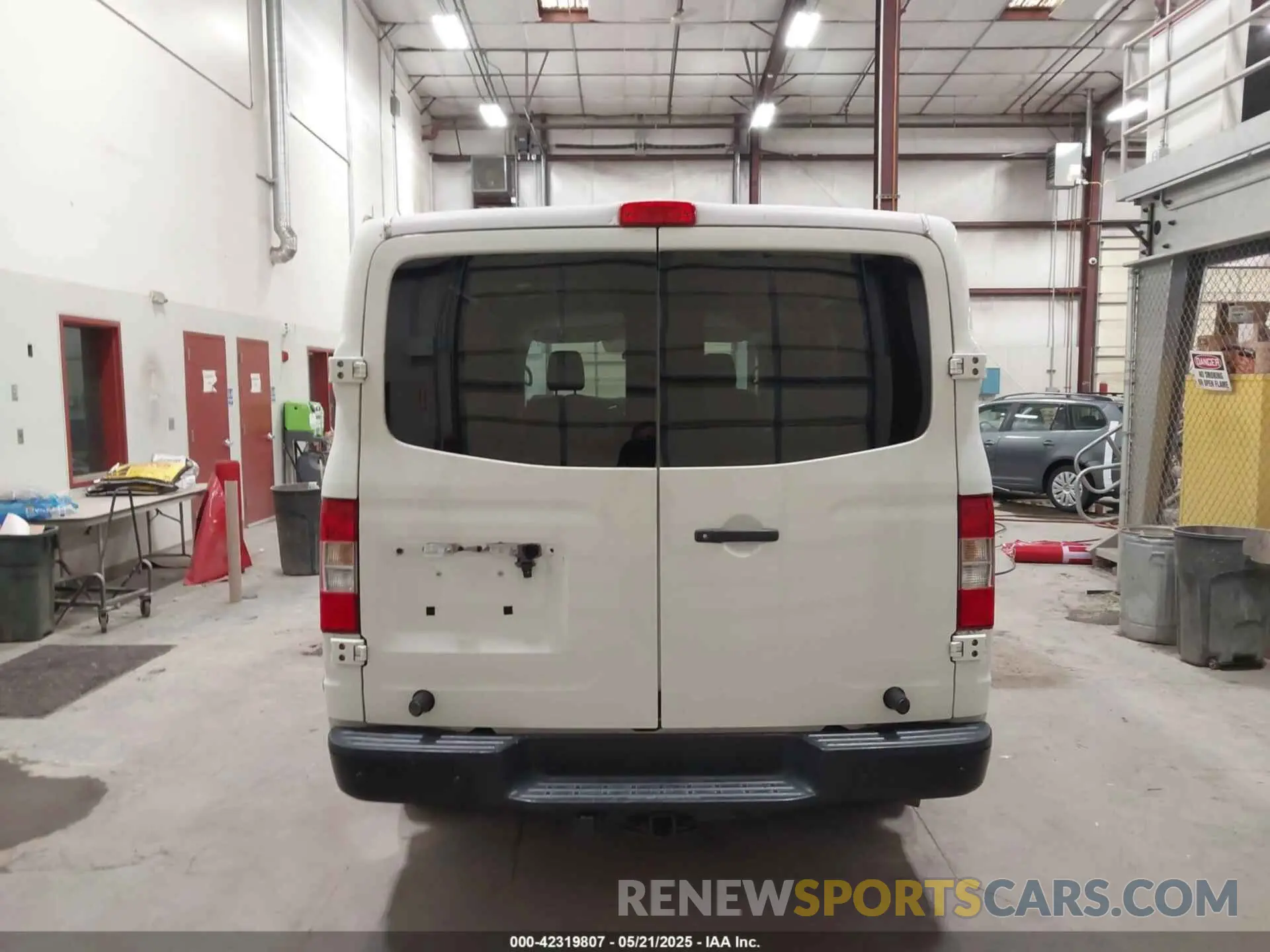 15 fotografías del automóvil dañado 1N6BF0KM3KN800446 NISSAN NV CARGO NV1500 2019