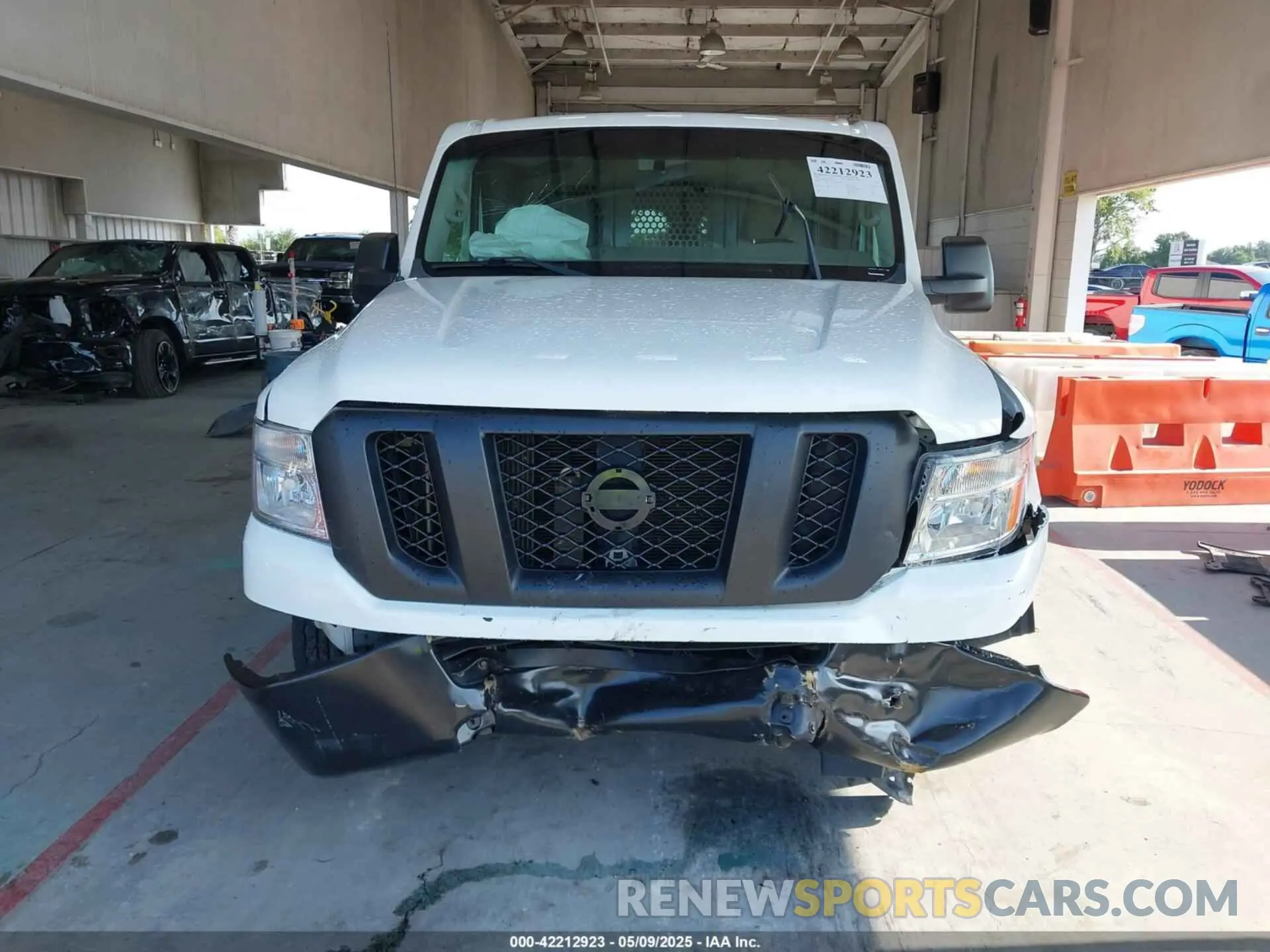 12 fotografías del automóvil dañado 1N6BF0KM6KN807312 NISSAN NV CARGO NV1500 2019