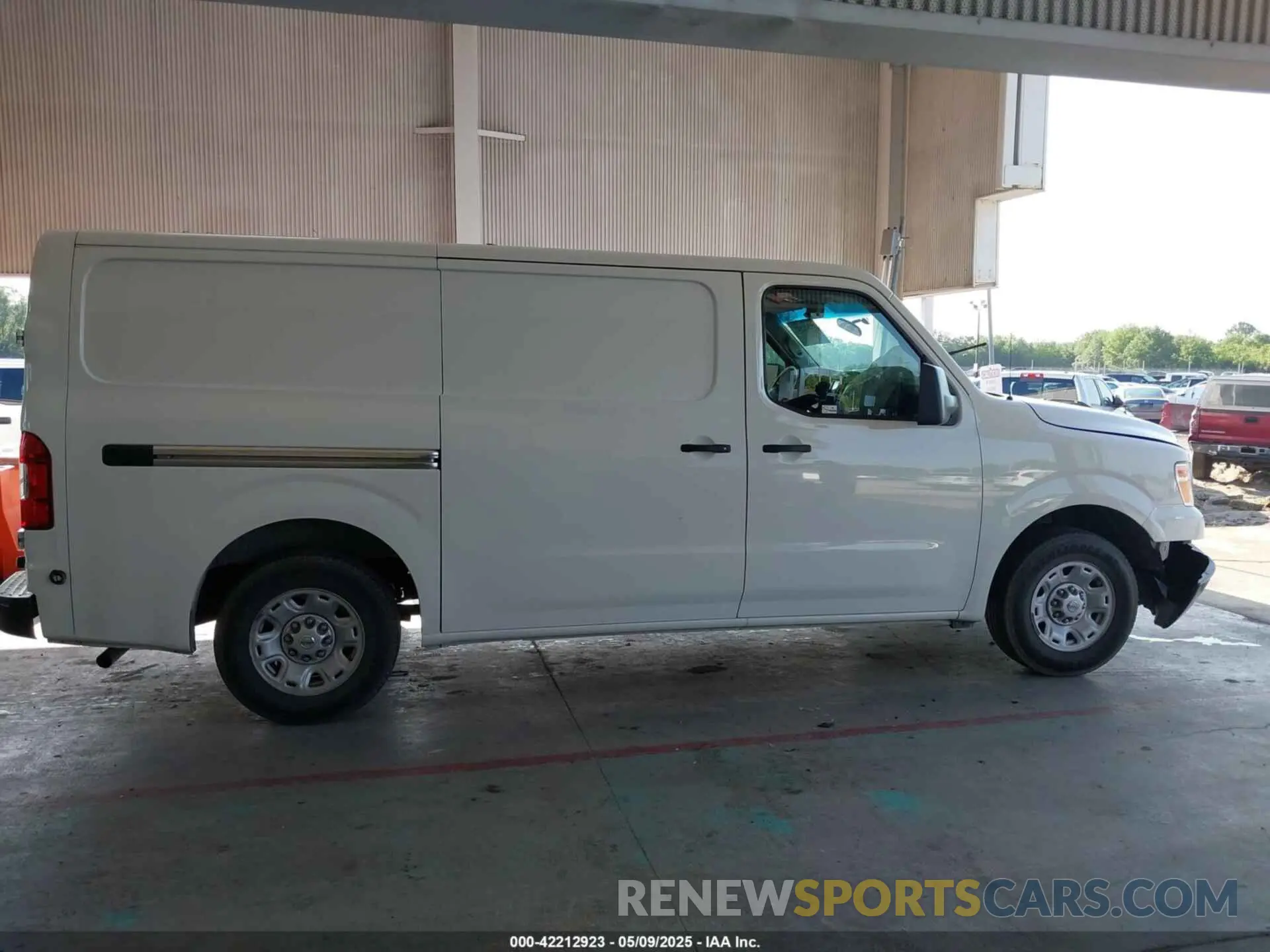 13 fotografías del automóvil dañado 1N6BF0KM6KN807312 NISSAN NV CARGO NV1500 2019