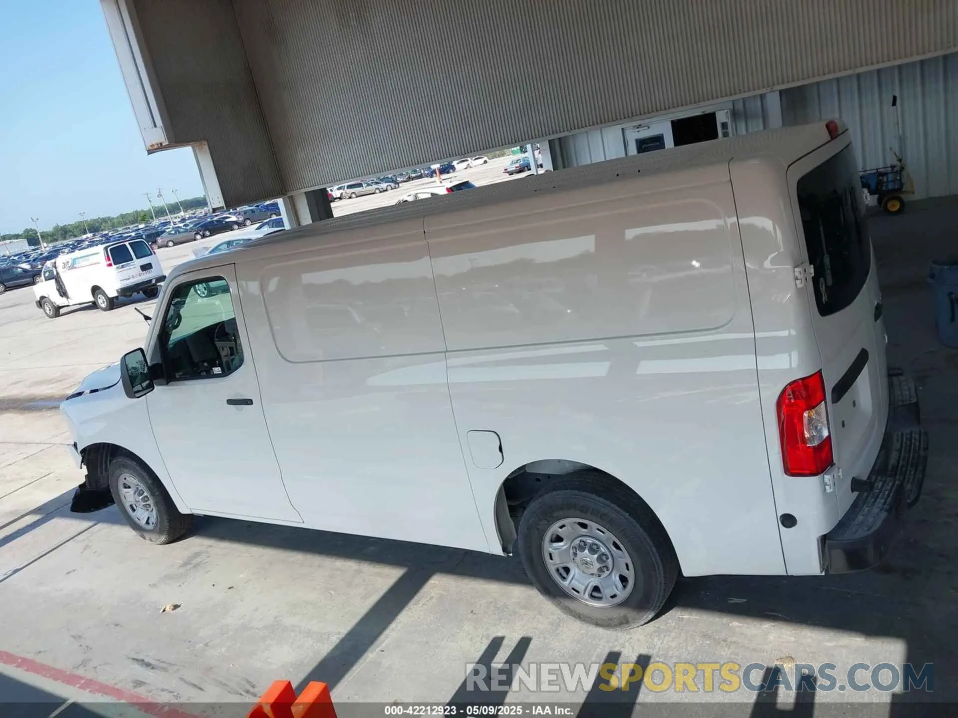 14 fotografías del automóvil dañado 1N6BF0KM6KN807312 NISSAN NV CARGO NV1500 2019