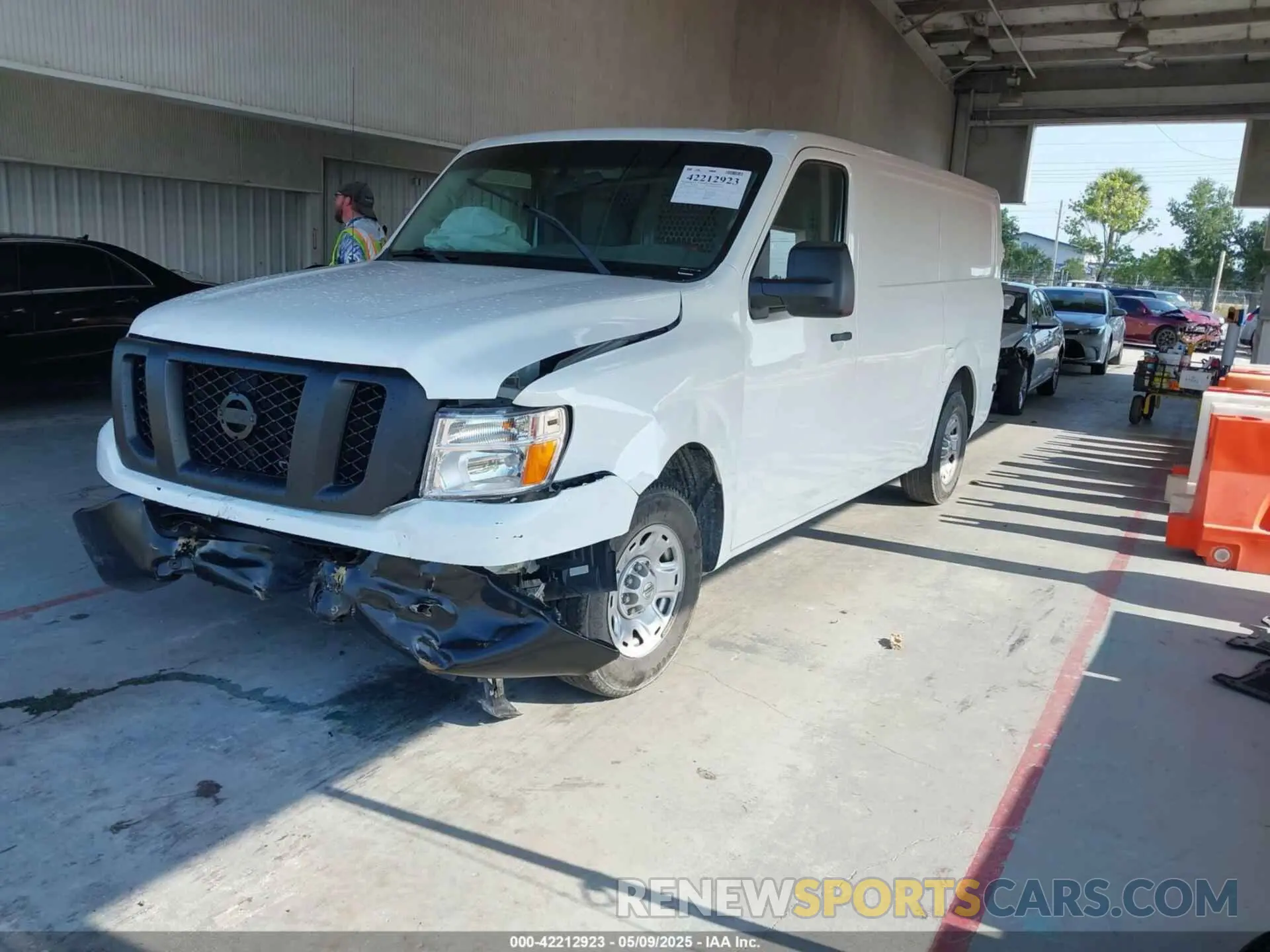 2 fotografías del automóvil dañado 1N6BF0KM6KN807312 NISSAN NV CARGO NV1500 2019