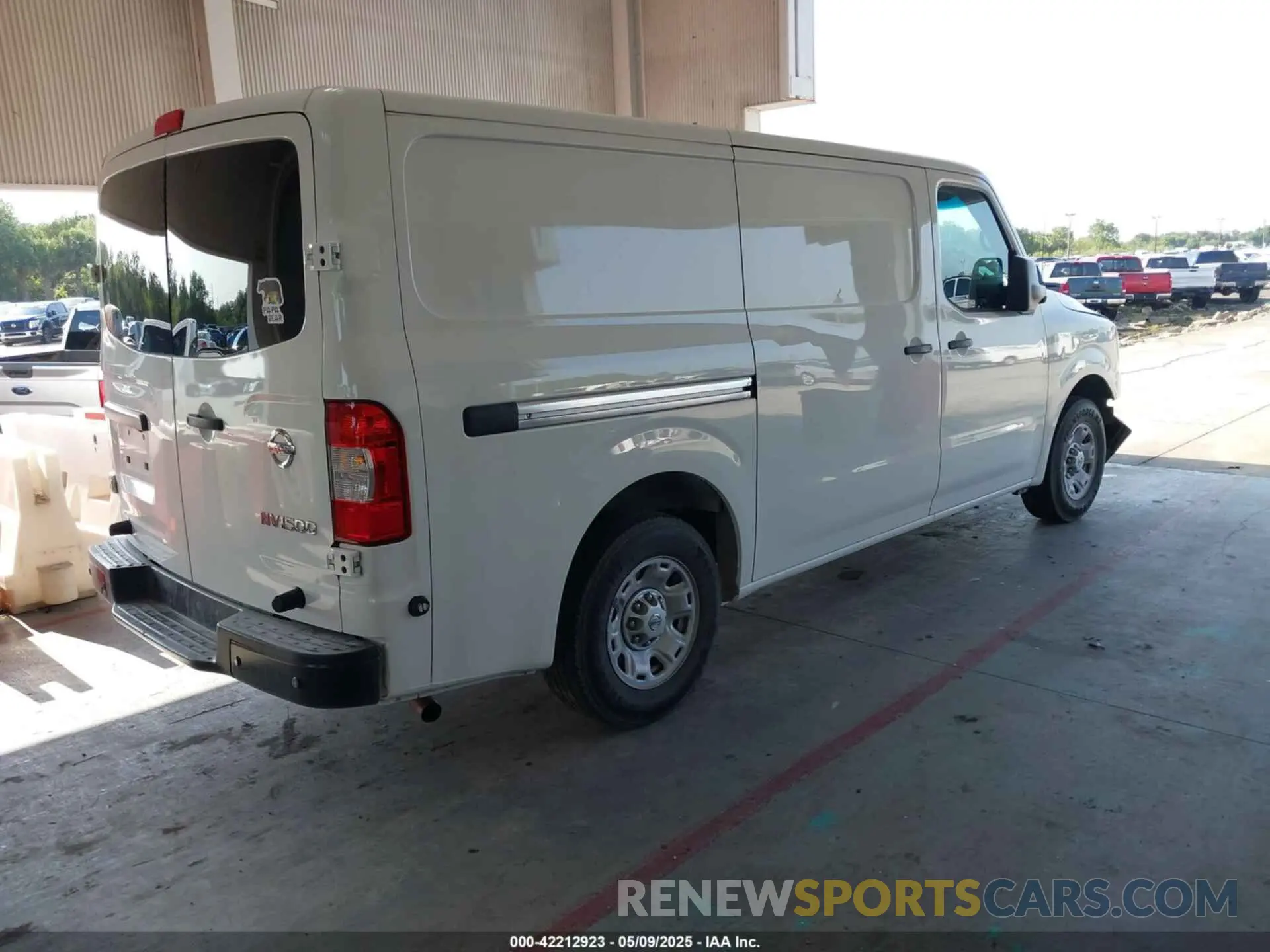 4 fotografías del automóvil dañado 1N6BF0KM6KN807312 NISSAN NV CARGO NV1500 2019