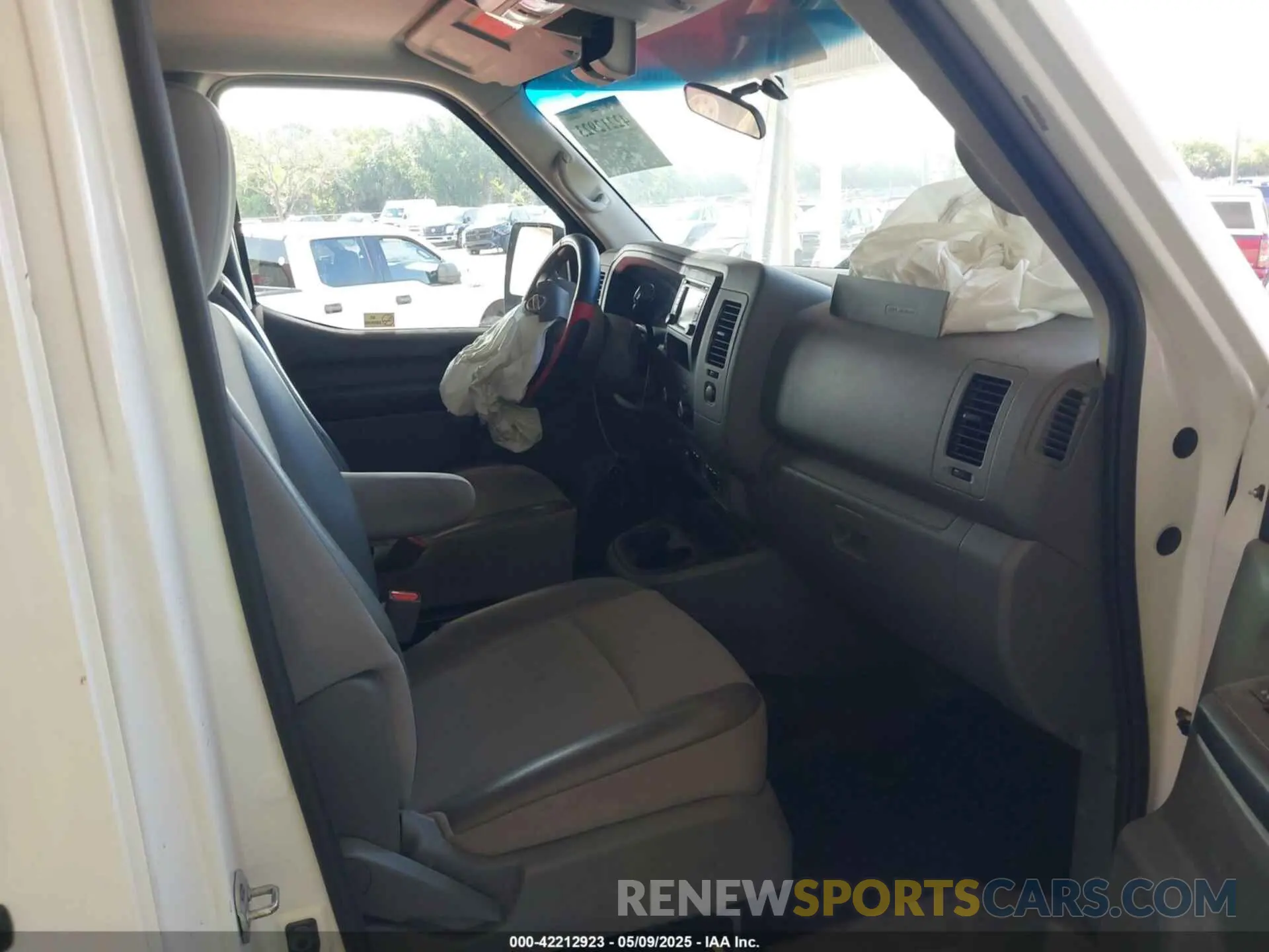 5 fotografías del automóvil dañado 1N6BF0KM6KN807312 NISSAN NV CARGO NV1500 2019