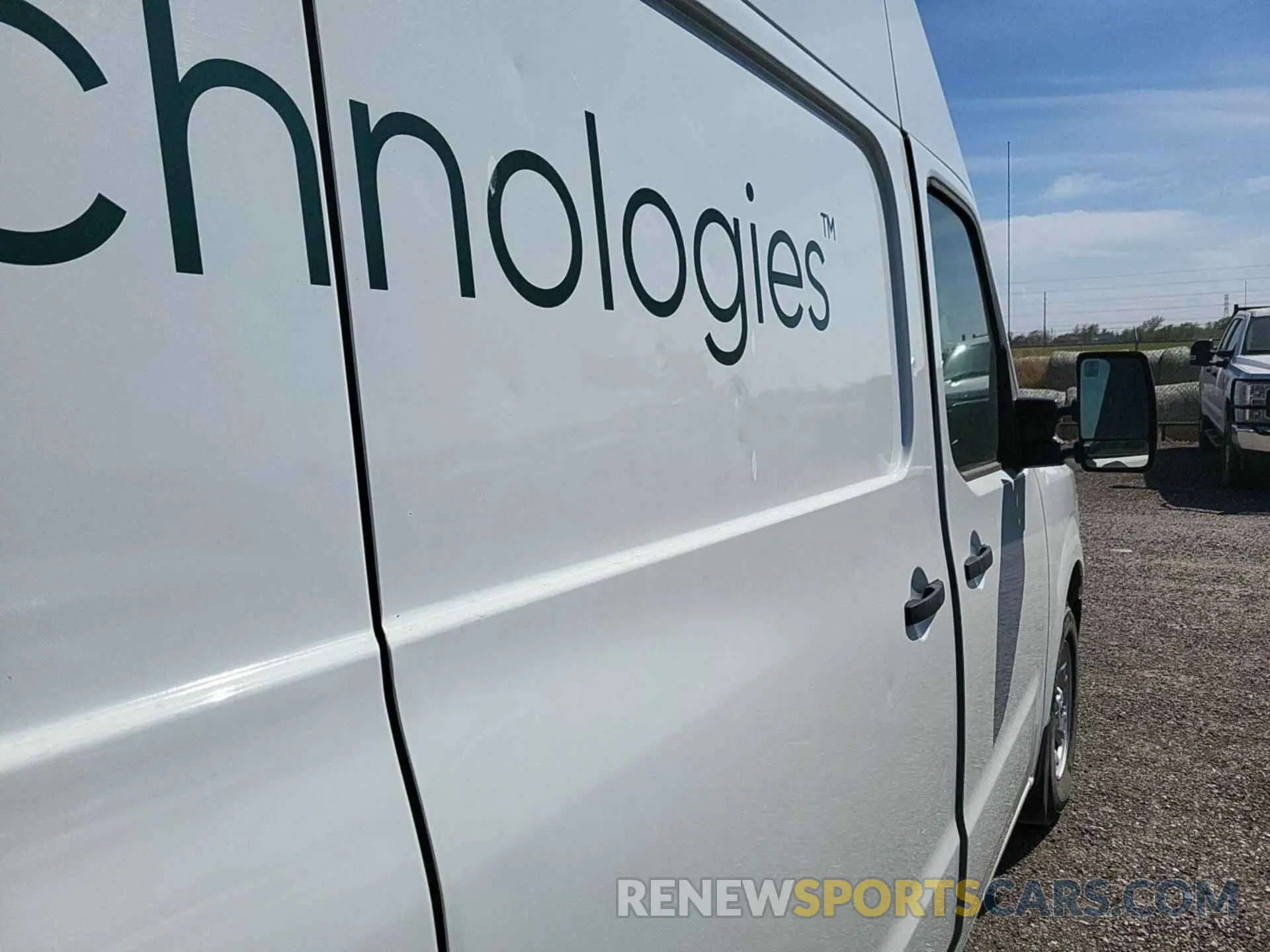 2 fotografías del automóvil dañado 1N6AF0LY4KN806284 NISSAN NV CARGO NV2500 HD 2019