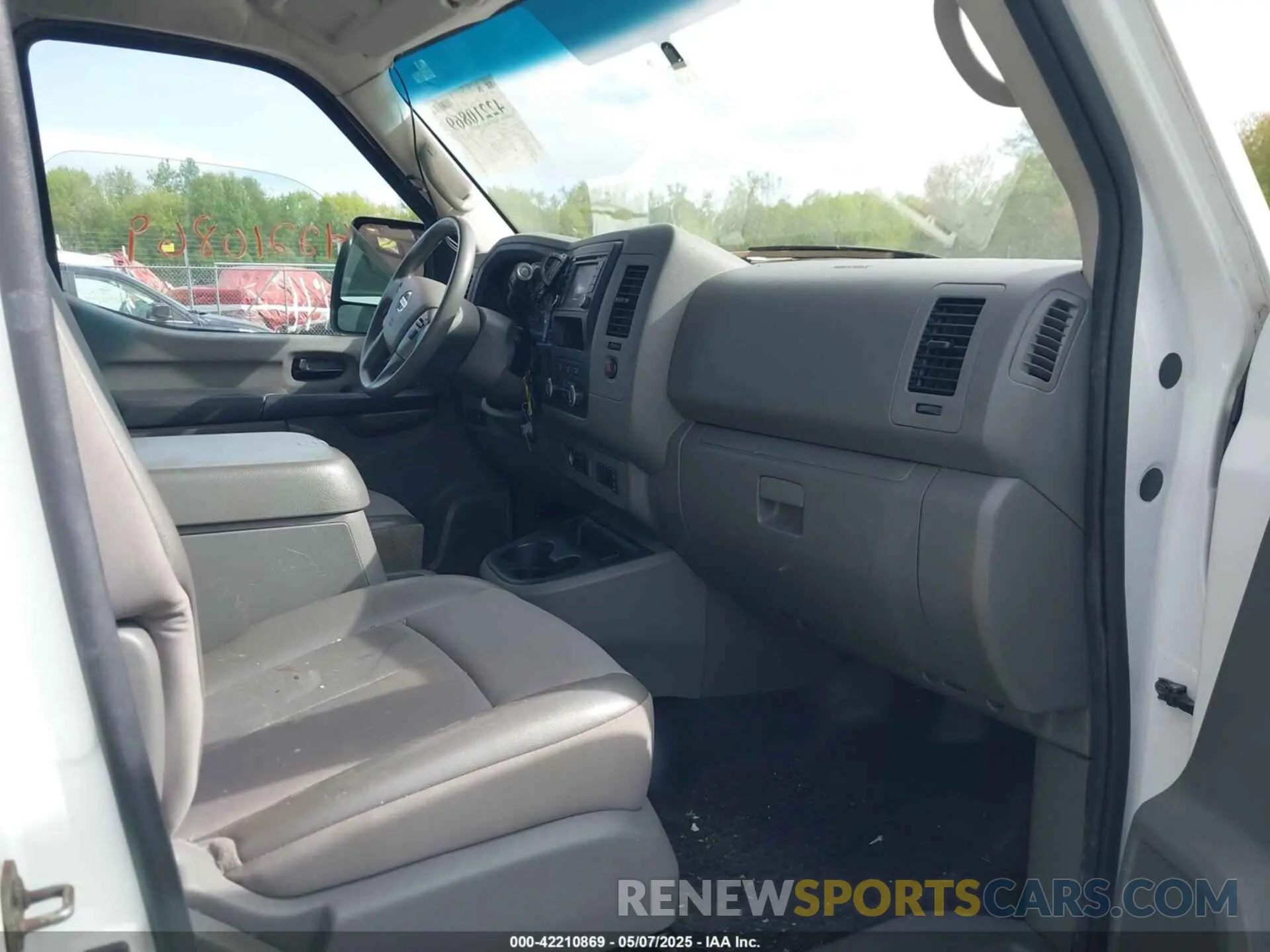 5 fotografías del automóvil dañado 1N6BF0KYXKN802942 NISSAN NV CARGO NV2500 HD 2019