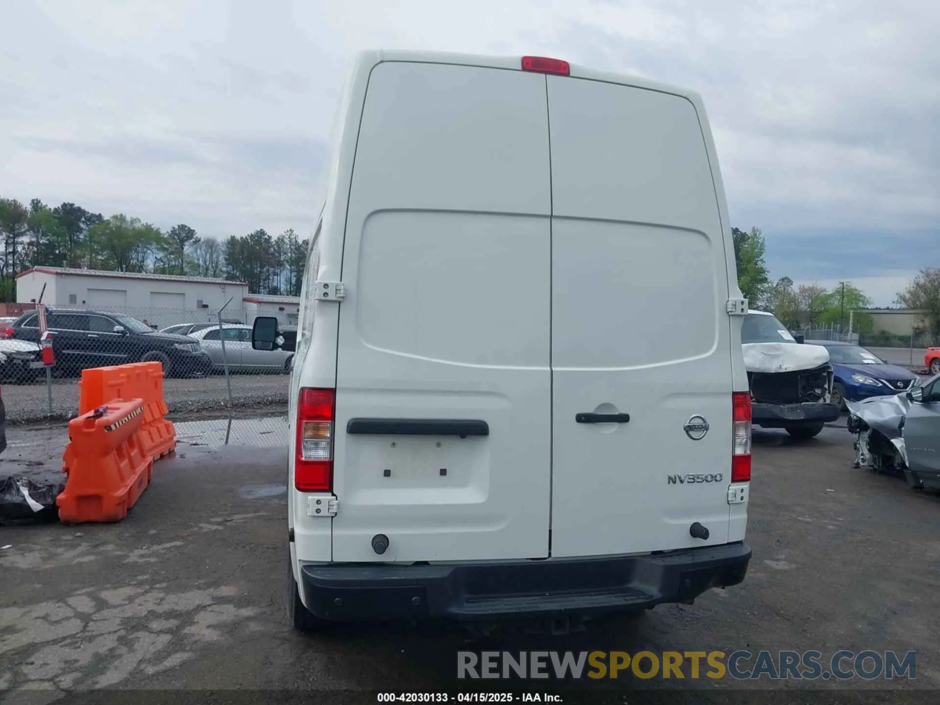 16 fotografías del automóvil dañado 1N6AF0LY0LN804839 NISSAN NV CARGO NV3500 HD 2020