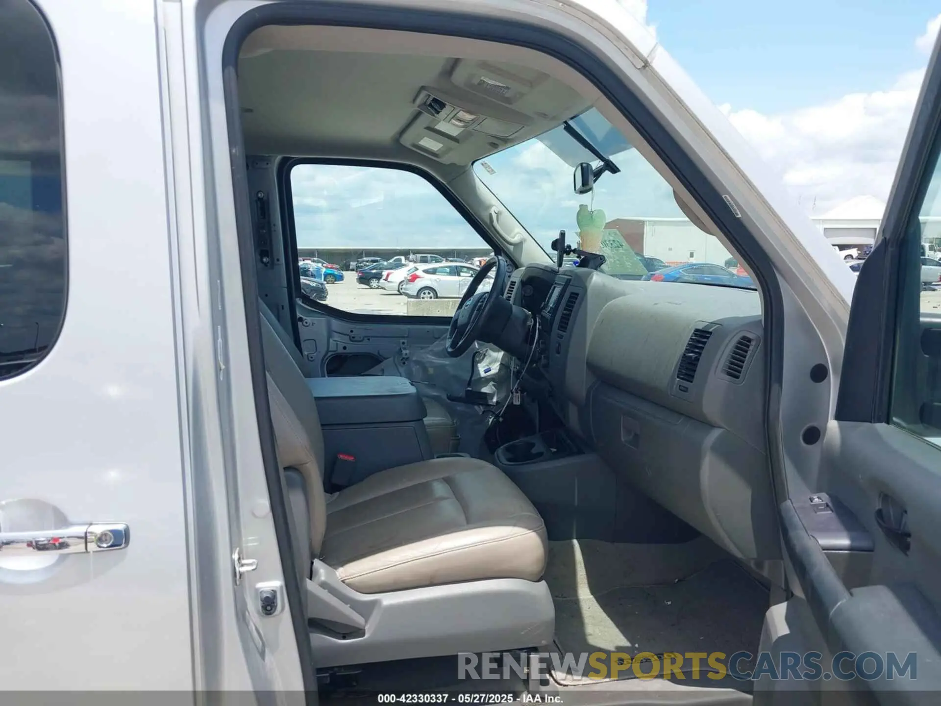 5 fotografías del automóvil dañado 5BZAF0AA2KN852771 NISSAN NV PASSENGER NV3500 HD 2019
