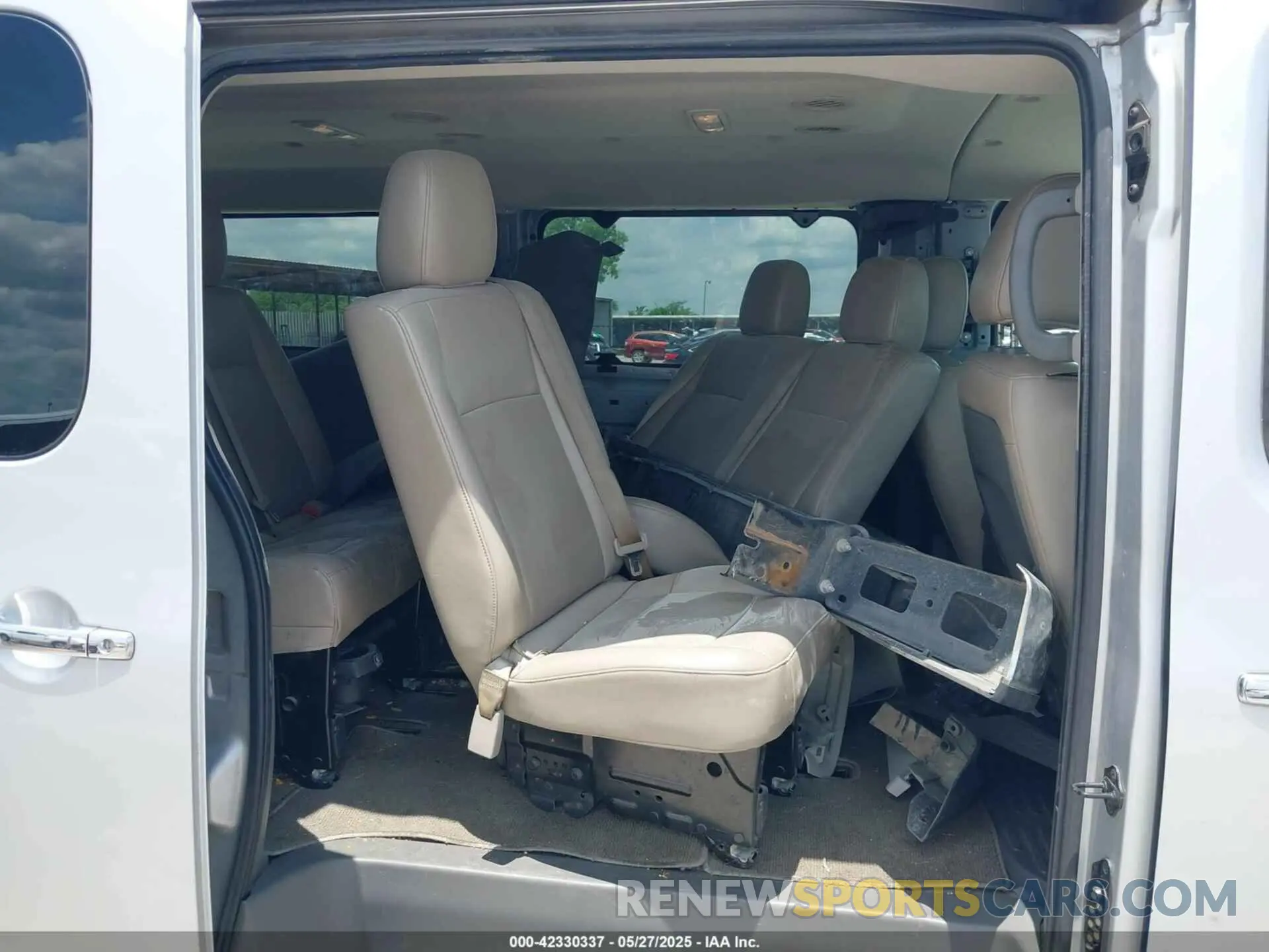 8 fotografías del automóvil dañado 5BZAF0AA2KN852771 NISSAN NV PASSENGER NV3500 HD 2019