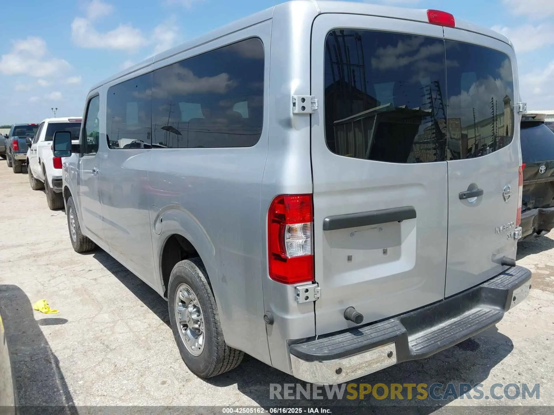 3 fotografías del automóvil dañado 5BZBF0AA8LN850612 NISSAN NV PASSENGER NV3500 HD 2020
