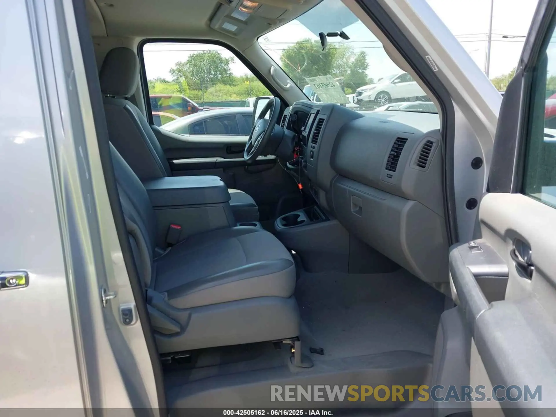 5 fotografías del automóvil dañado 5BZBF0AA8LN850612 NISSAN NV PASSENGER NV3500 HD 2020