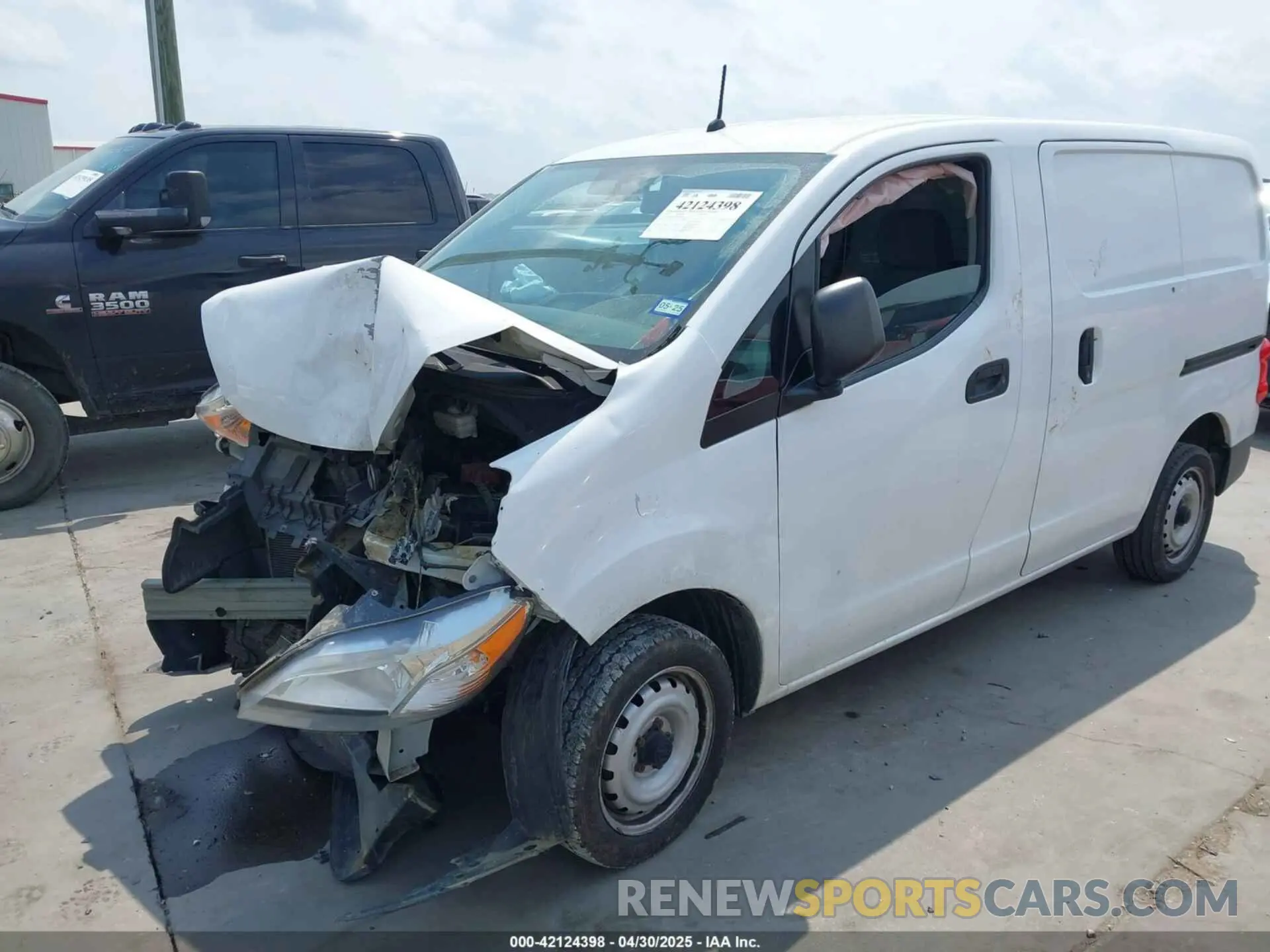 2 fotografías del automóvil dañado 3N6CM0KN3KK710805 NISSAN NV200 2019