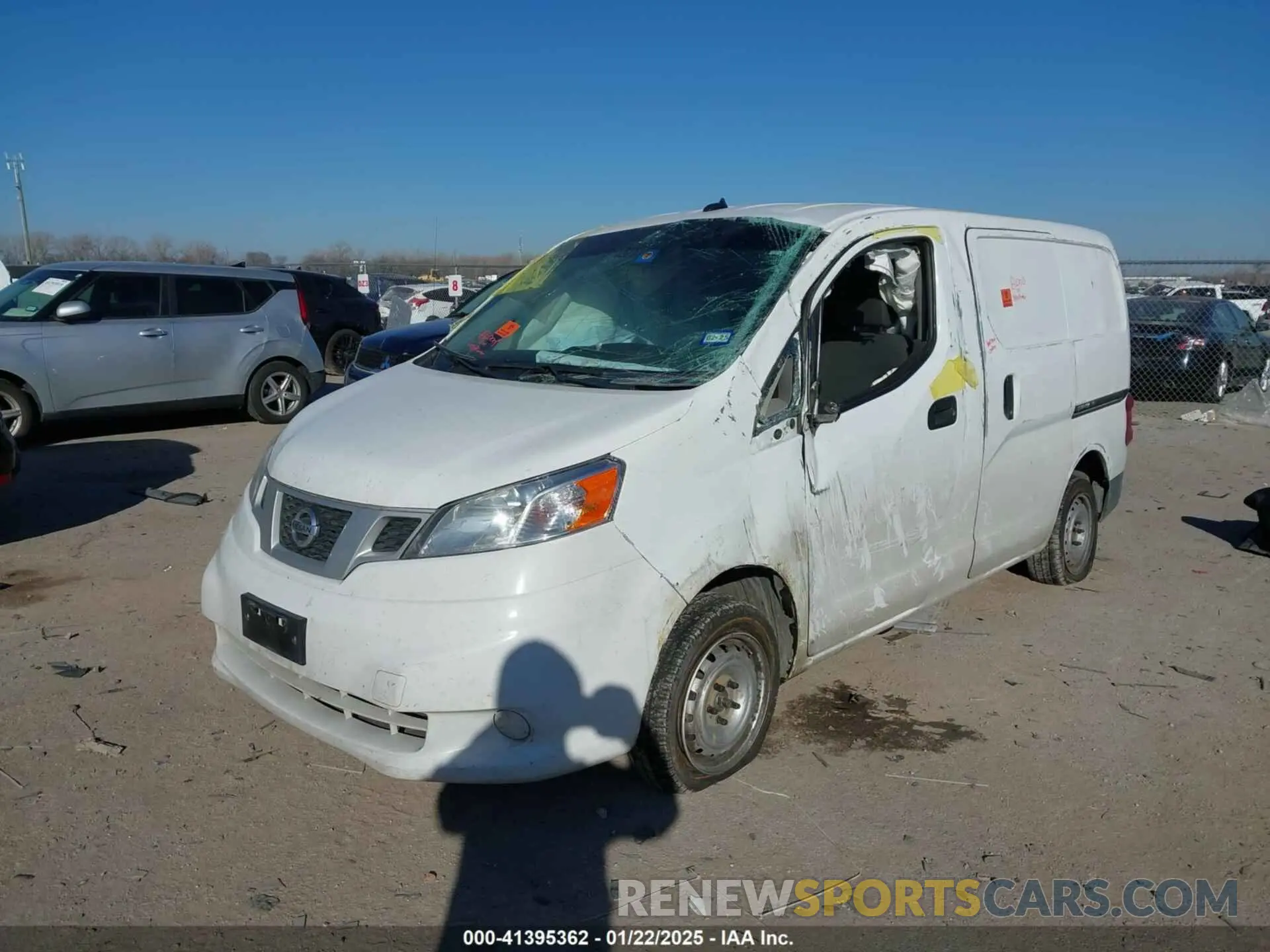 2 fotografías del automóvil dañado 3N6CM0KN6LK701131 NISSAN NV200  CARGO 2020