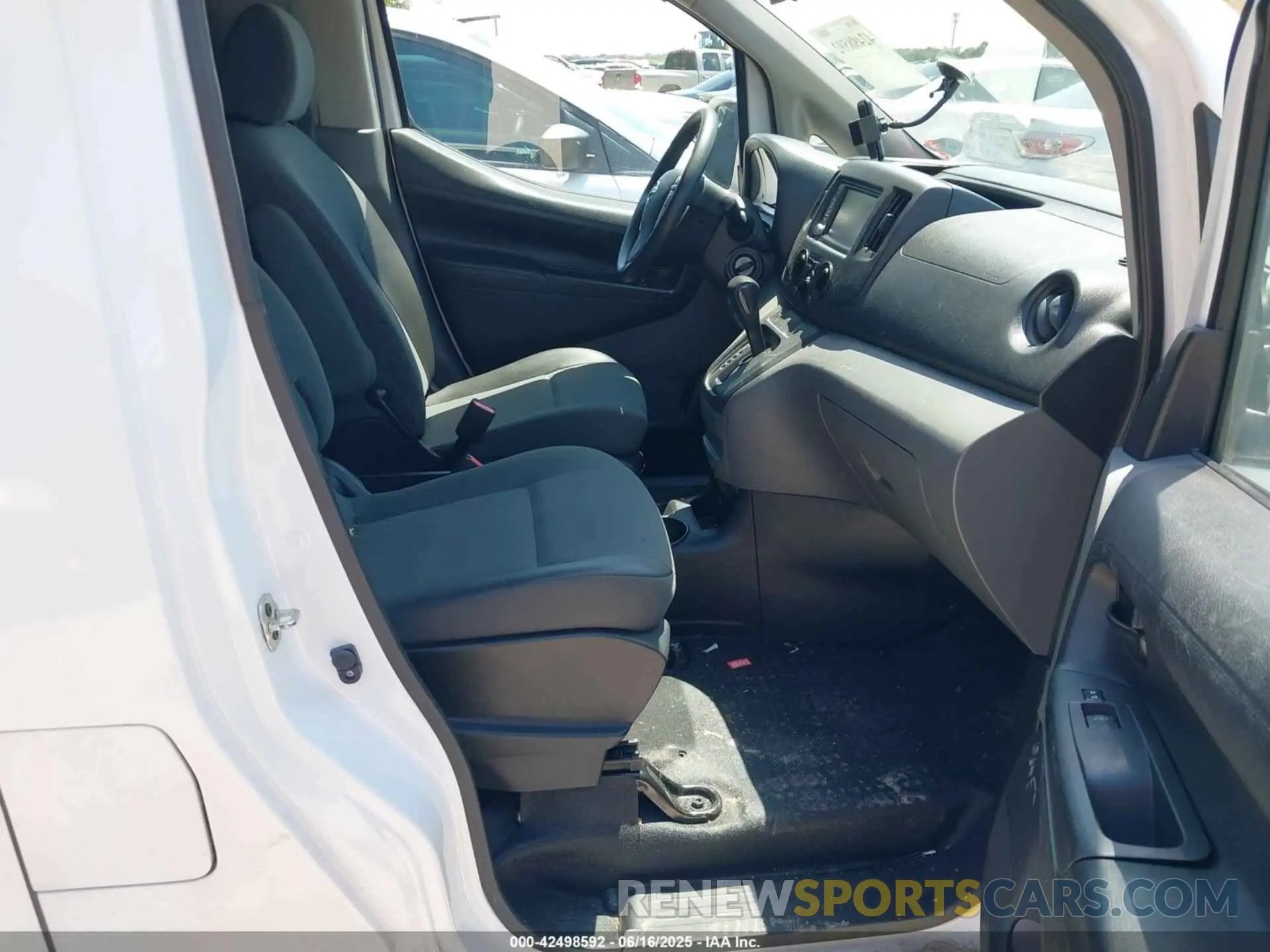5 fotografías del automóvil dañado 3N6CM0KN8LK703706 NISSAN NV200  CARGO 2020