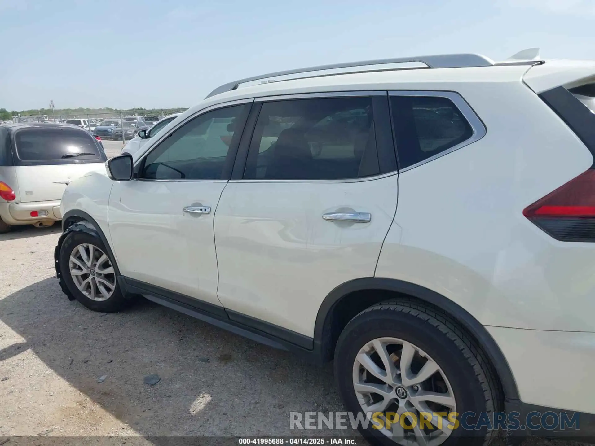 14 fotografías del automóvil dañado 5N1AT2MT3KC715105 NISSAN ROGUE 2019