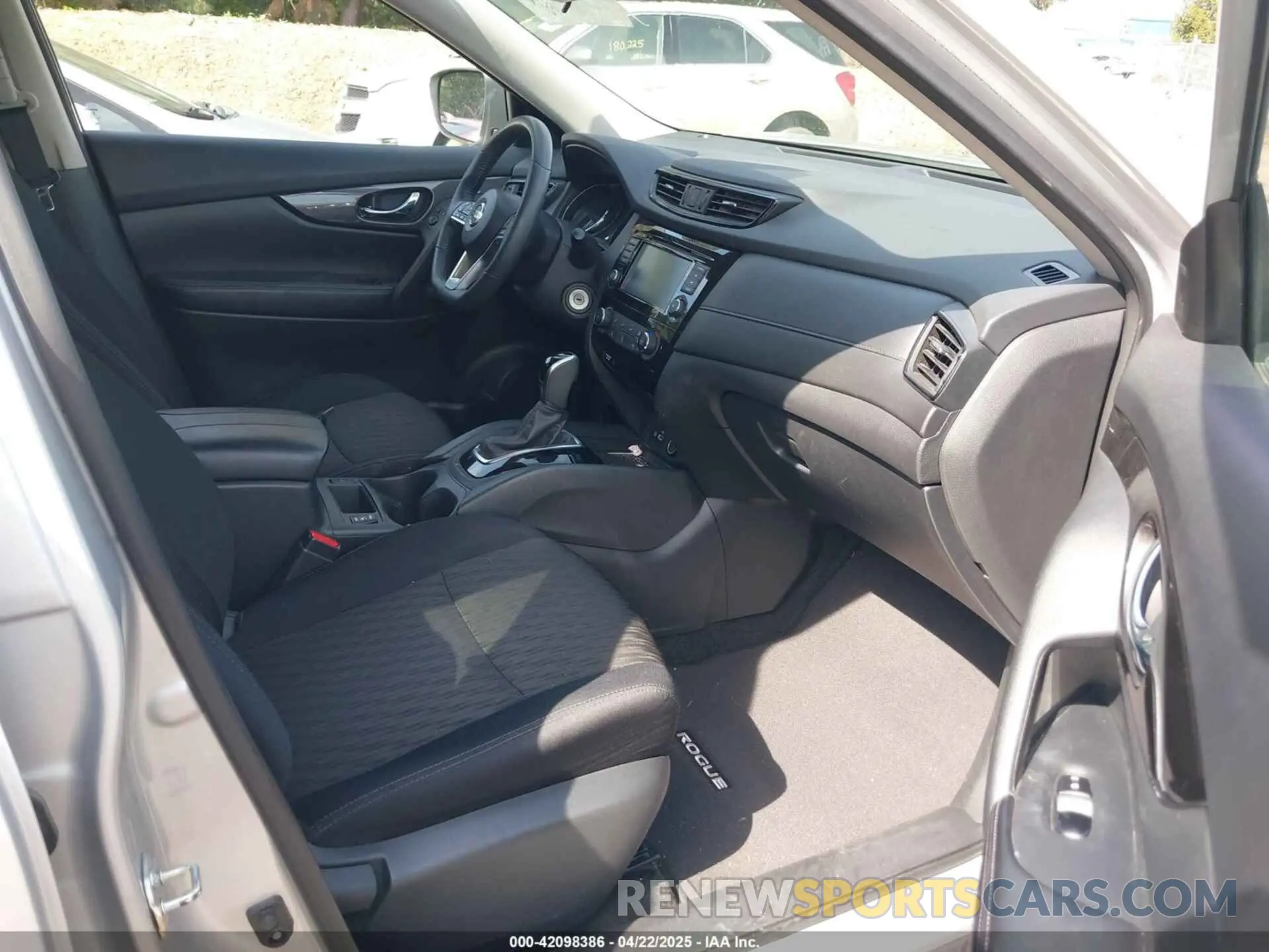 5 fotografías del automóvil dañado 5N1AT2MVXKC799022 NISSAN ROGUE 2019