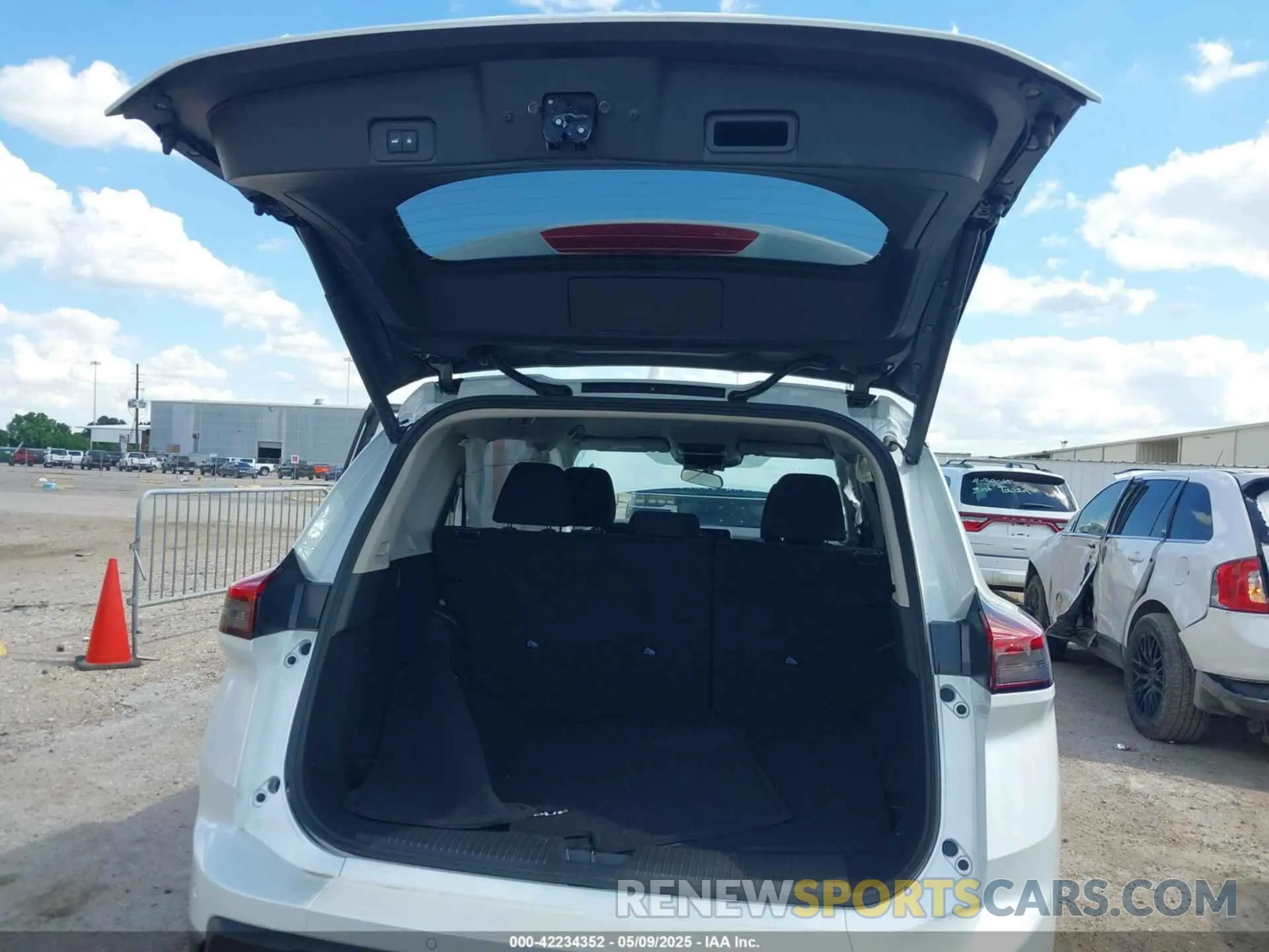 17 fotografías del automóvil dañado 5N1BT3BA5SC828212 NISSAN ROGUE 2025