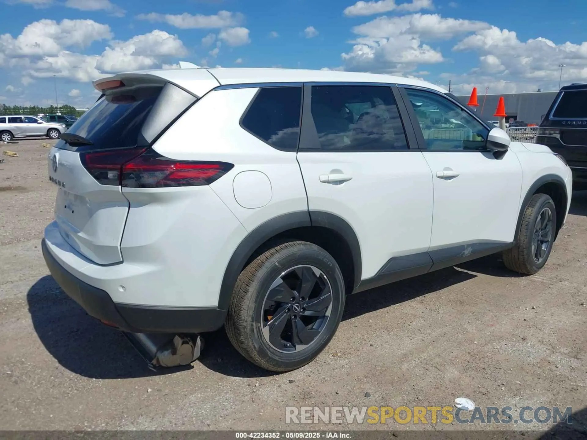 4 fotografías del automóvil dañado 5N1BT3BA5SC828212 NISSAN ROGUE 2025