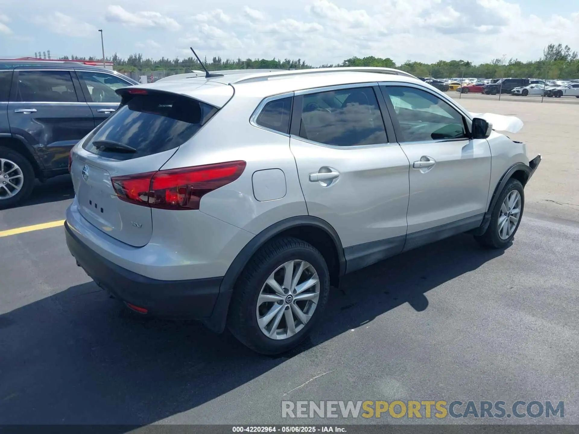 4 fotografías del automóvil dañado JN1BJ1CP5KW522596 NISSAN ROGUE SPORT 2019