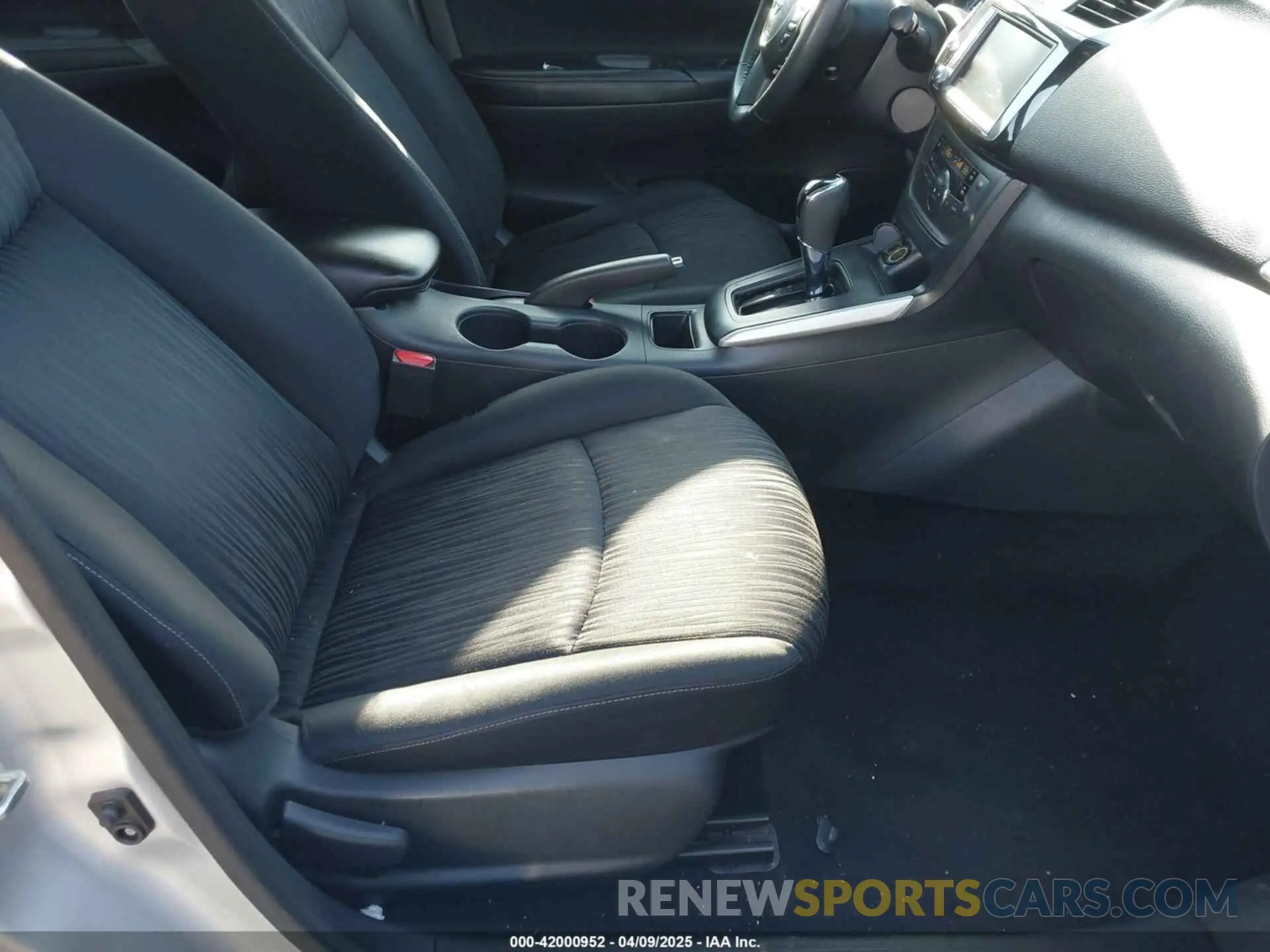 5 fotografías del automóvil dañado 3N1AB7AP2KY258096 NISSAN SENTRA 2019