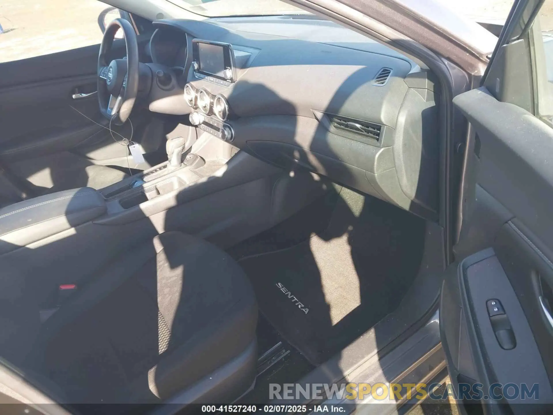 5 fotografías del automóvil dañado 3N1AB8BV7NY231435 NISSAN SENTRA 2022