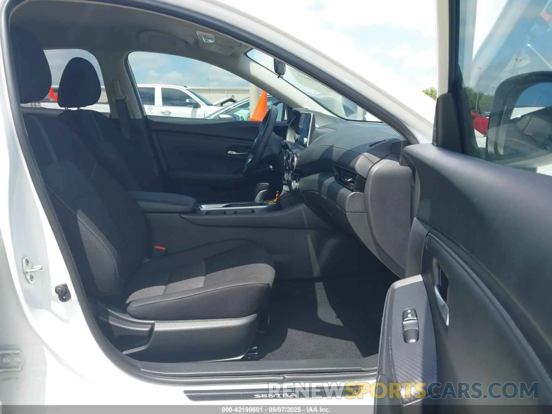 5 fotografías del automóvil dañado 3N1AB8CV5PY306702 NISSAN SENTRA 2023