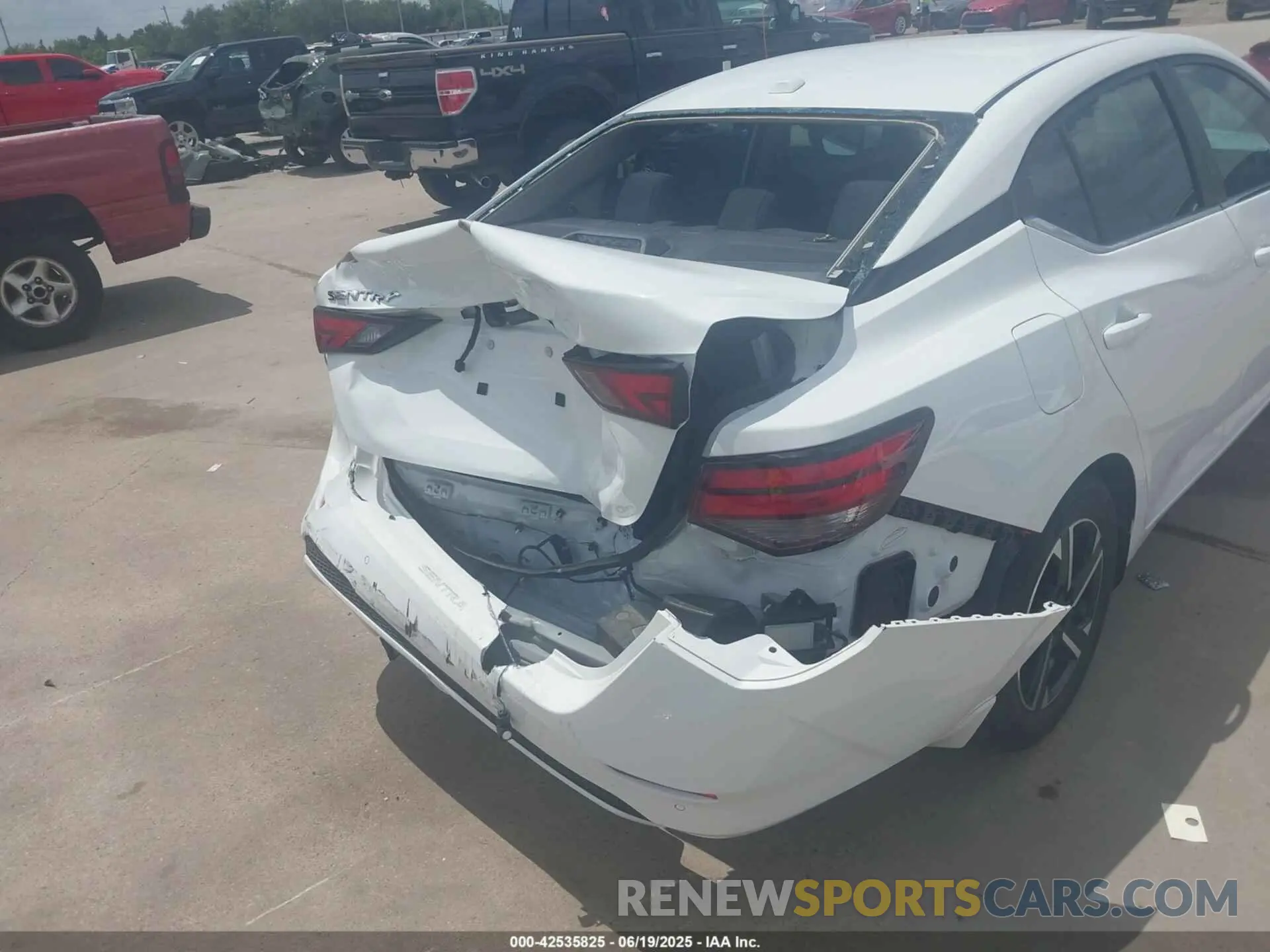 17 fotografías del automóvil dañado 3N1AB8CV3SY215663 NISSAN SENTRA 2025