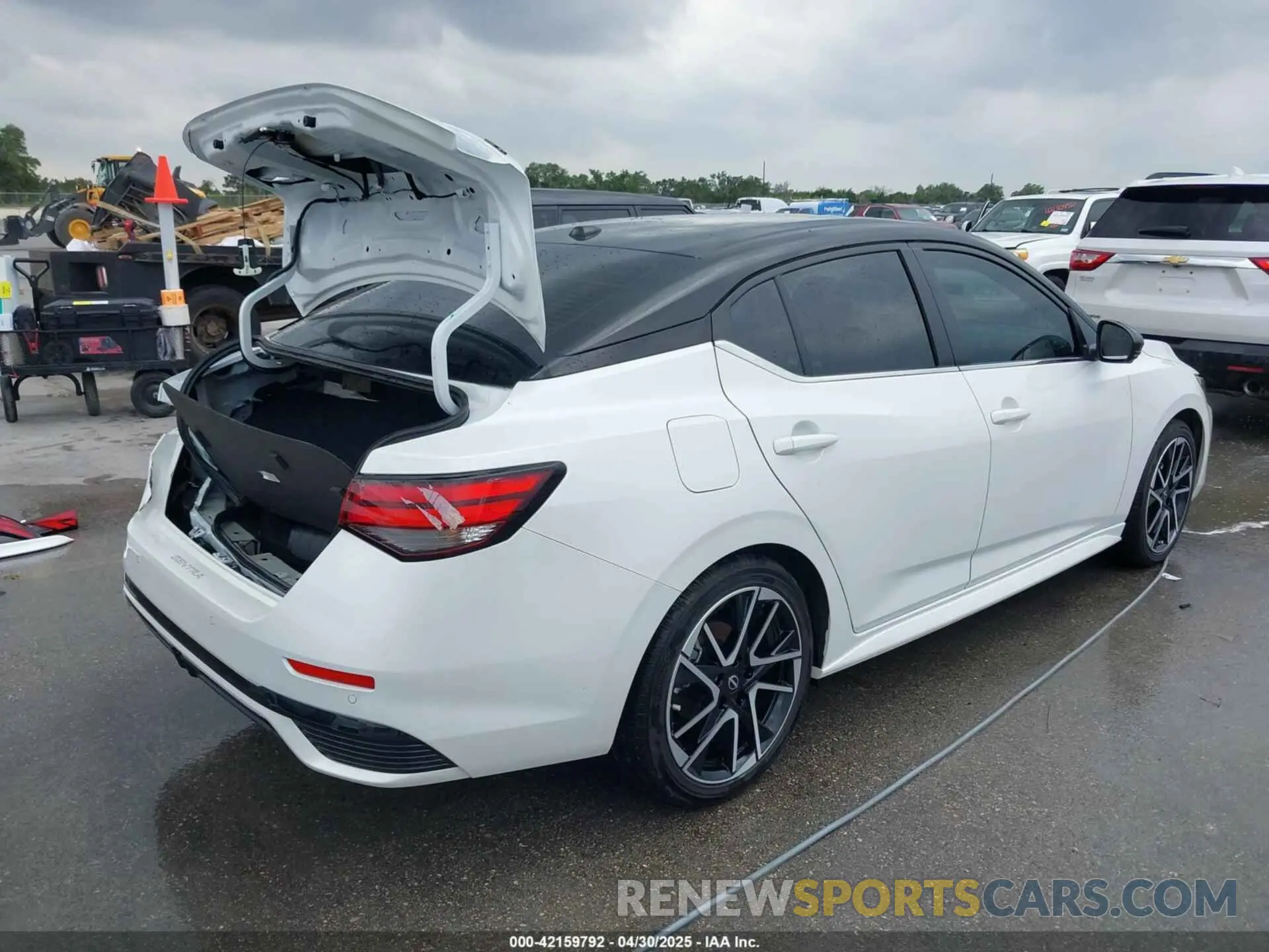 4 fotografías del automóvil dañado 3N1AB8DV4SY220322 NISSAN SENTRA 2025