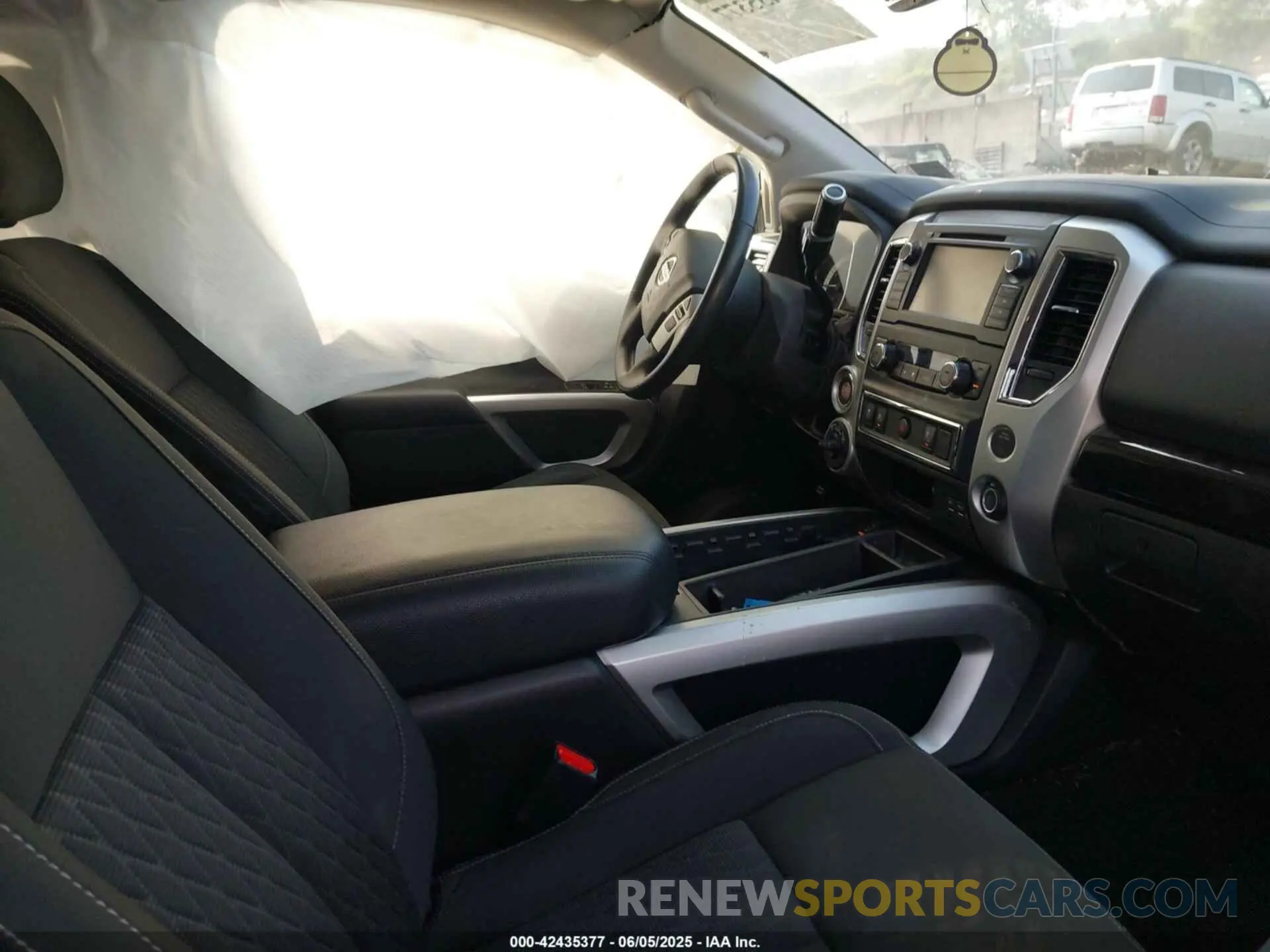 5 fotografías del automóvil dañado 1N6AA1C55KN522432 NISSAN TITAN 2019