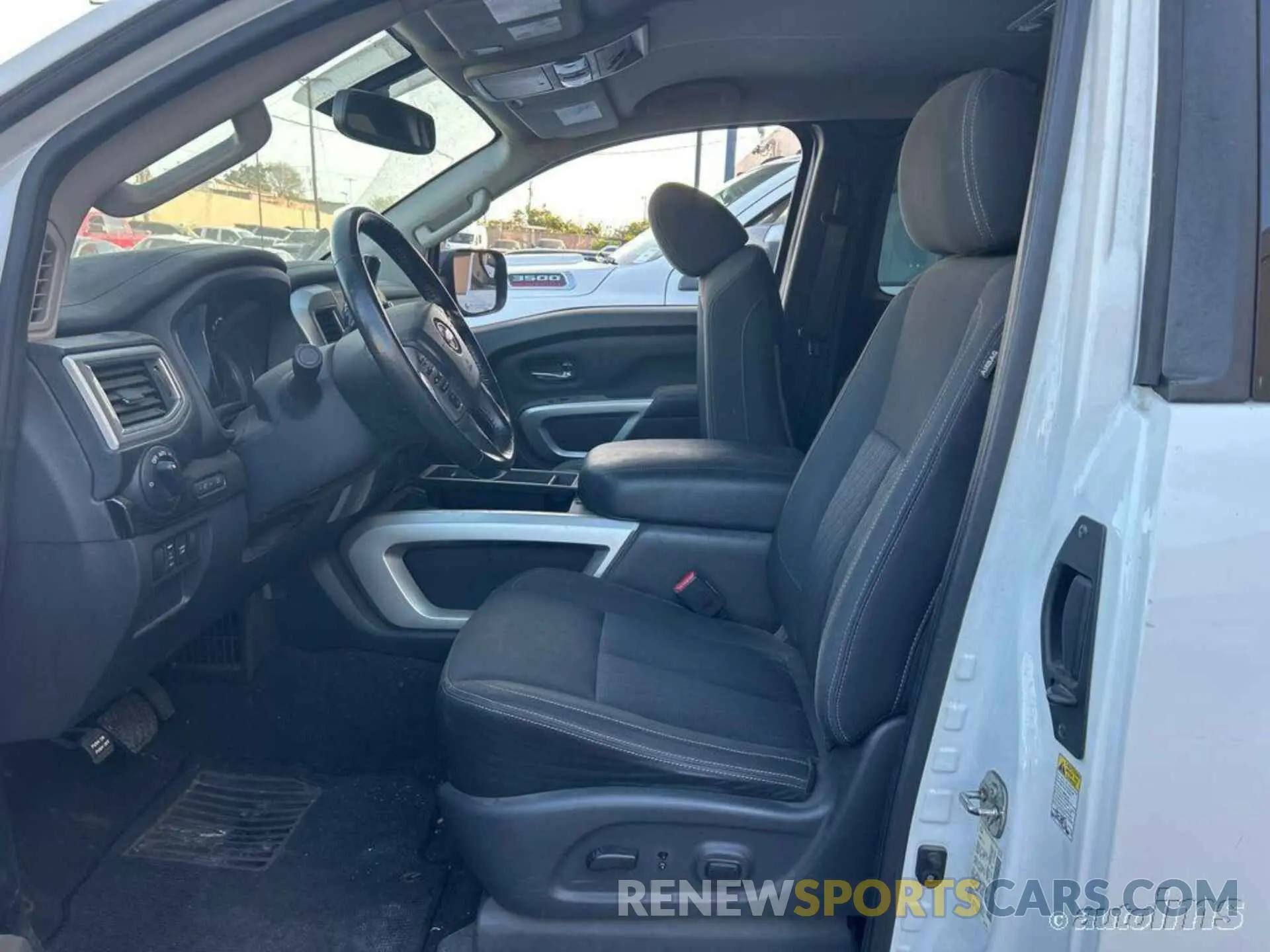 11 fotografías del automóvil dañado 1N6AA1C62KN517911 NISSAN TITAN 2019