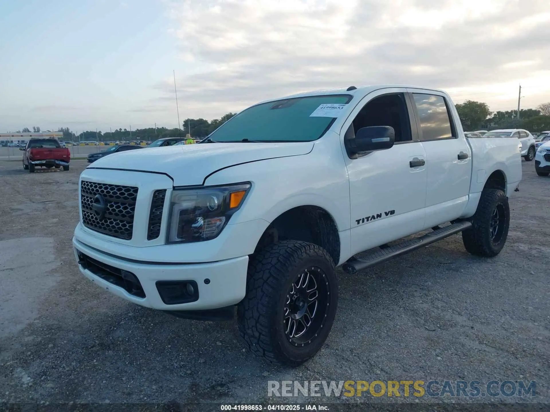 2 fotografías del automóvil dañado 1N6AA1E52KN534356 NISSAN TITAN 2019