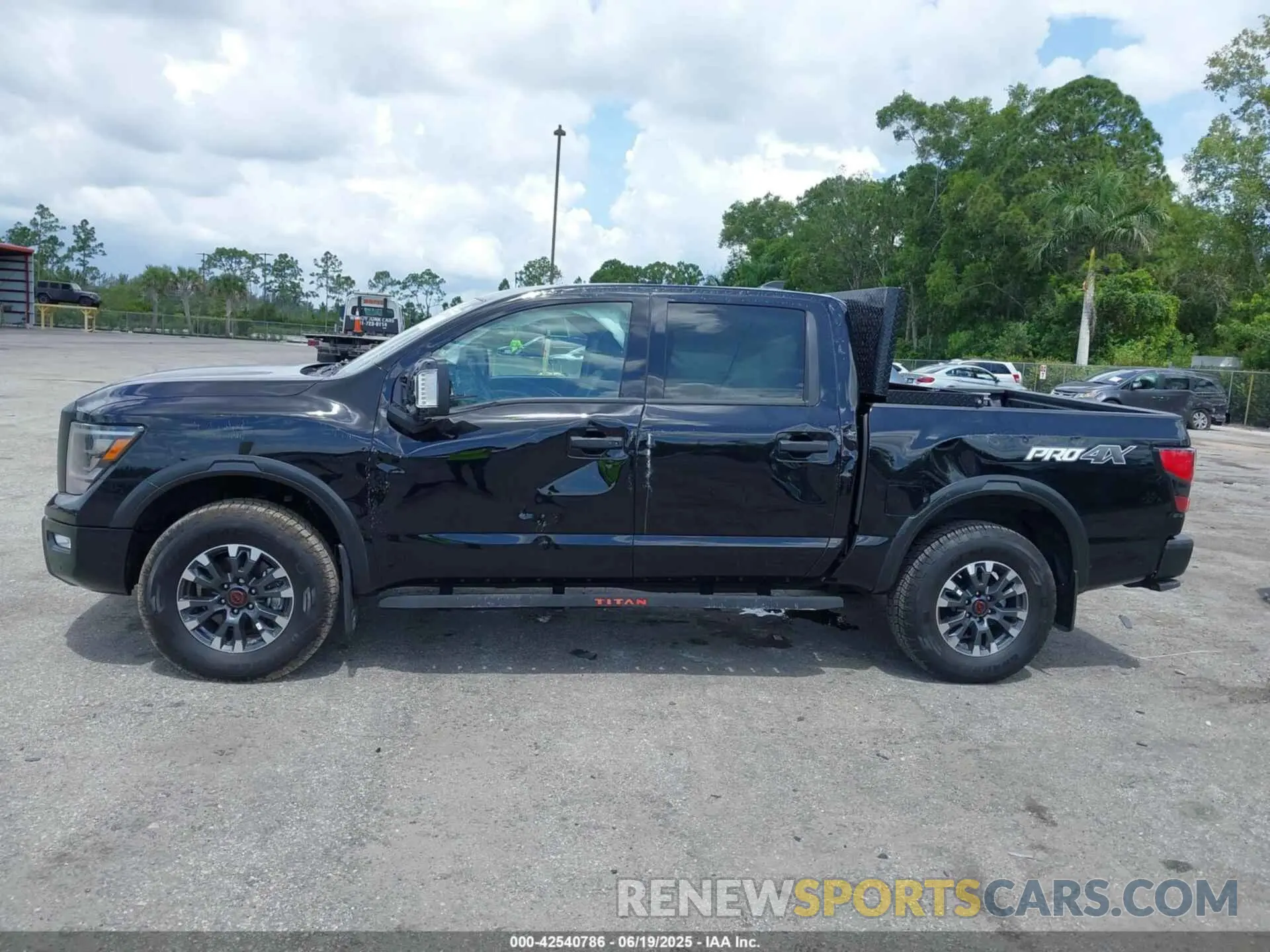 14 fotografías del automóvil dañado 1N6AA1ED7RN105098 NISSAN TITAN 2024