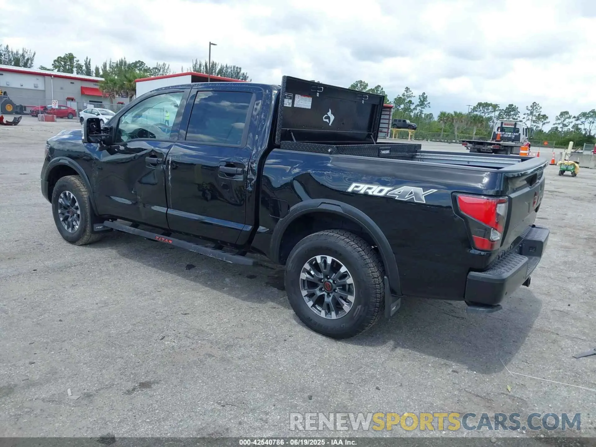 3 fotografías del automóvil dañado 1N6AA1ED7RN105098 NISSAN TITAN 2024