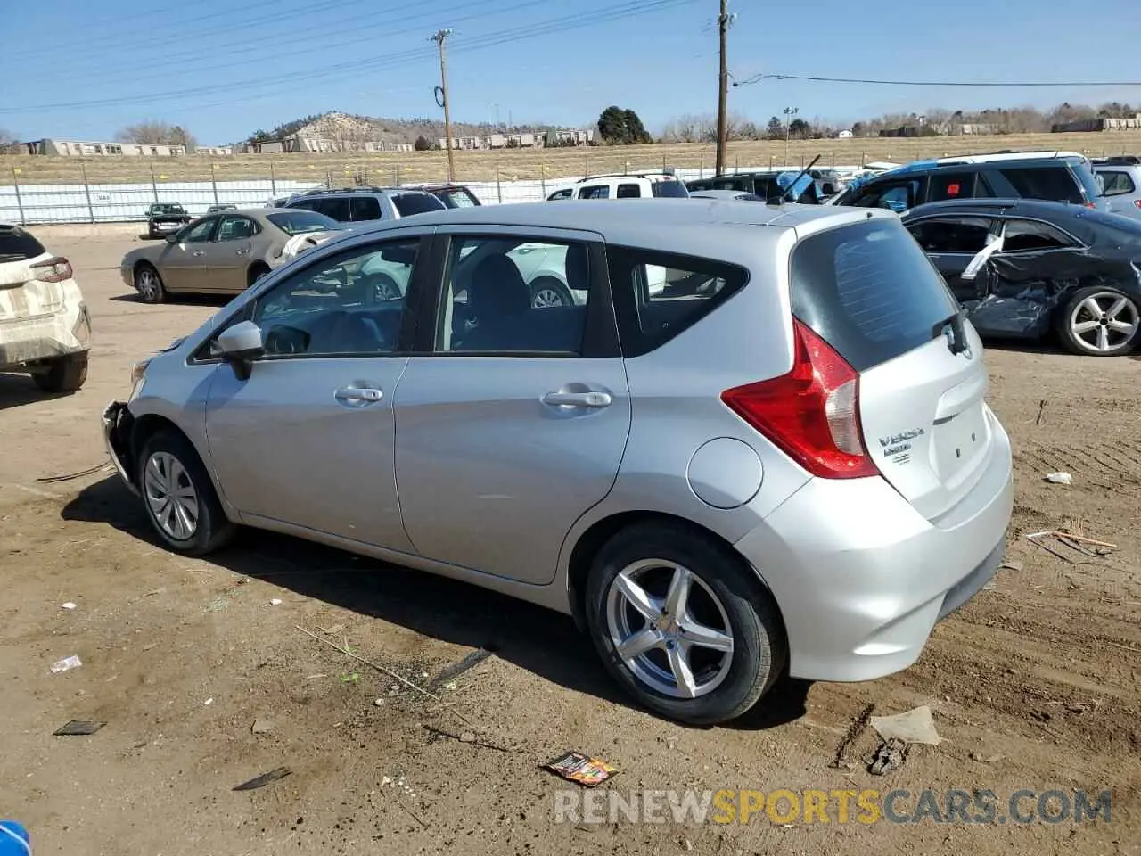 2 fotografías del automóvil dañado 3N1CE2CP3KL363288 NISSAN VERSA 2019
