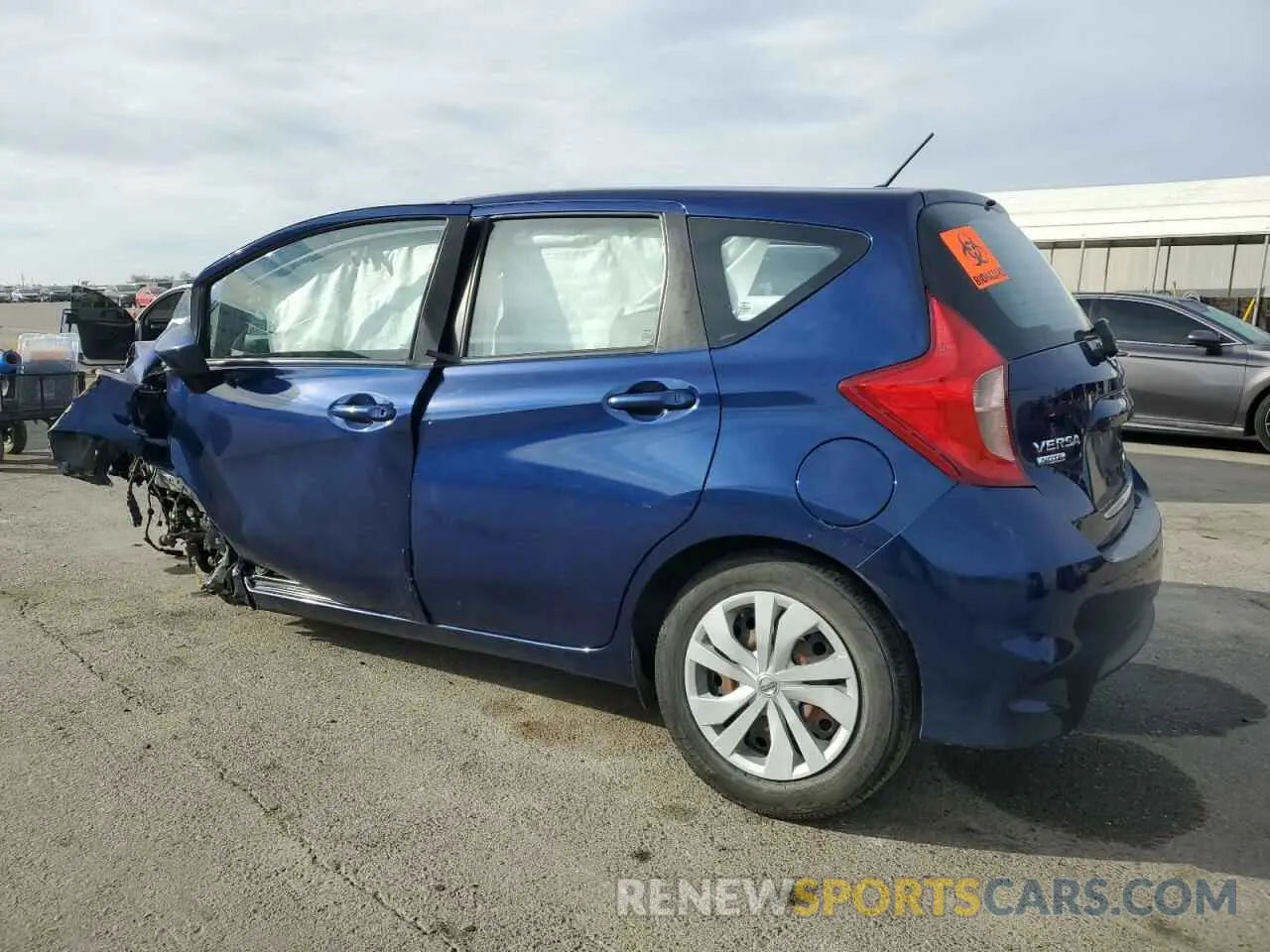2 fotografías del automóvil dañado 3N1CE2CPXKL363403 NISSAN VERSA 2019