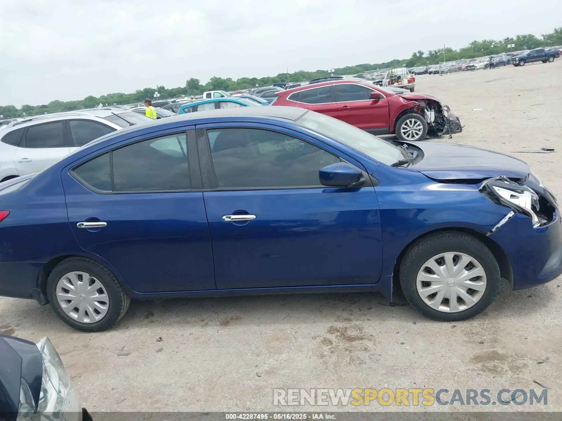 13 fotografías del automóvil dañado 3N1CN7AP1KL817960 NISSAN VERSA 2019