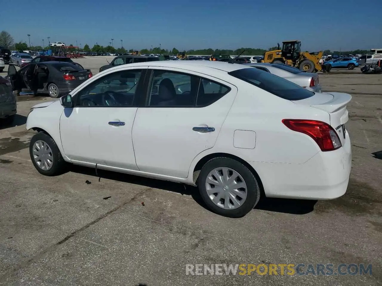 2 fotografías del automóvil dañado 3N1CN7AP4KL842710 NISSAN VERSA 2019