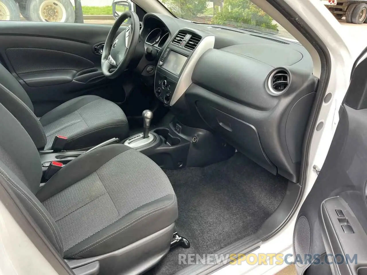 5 fotografías del automóvil dañado 3N1CN7AP4KL853965 NISSAN VERSA 2019
