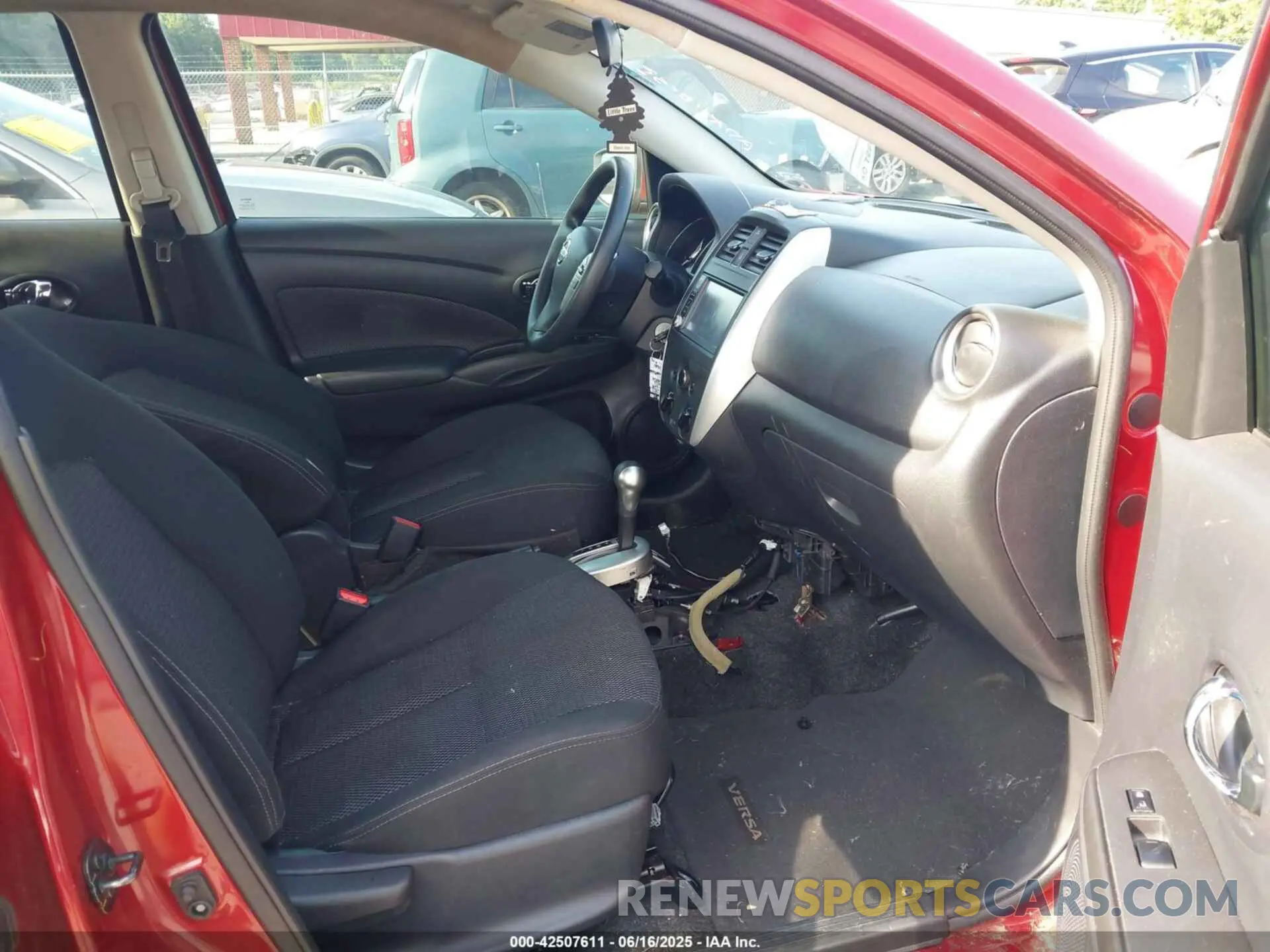5 fotografías del automóvil dañado 3N1CN7AP5KL829352 NISSAN VERSA 2019