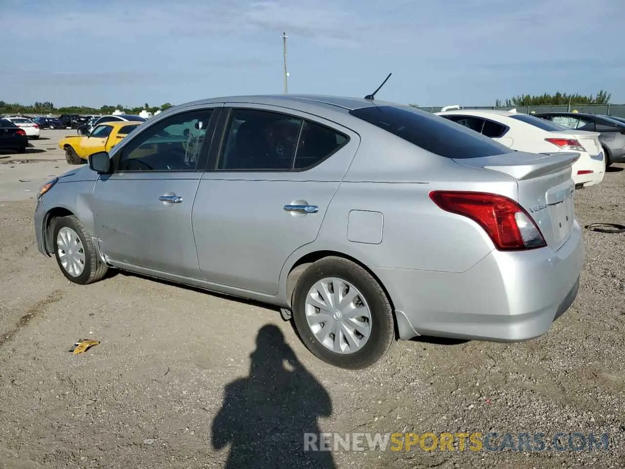 2 fotografías del automóvil dañado 3N1CN7AP6KL841512 NISSAN VERSA 2019