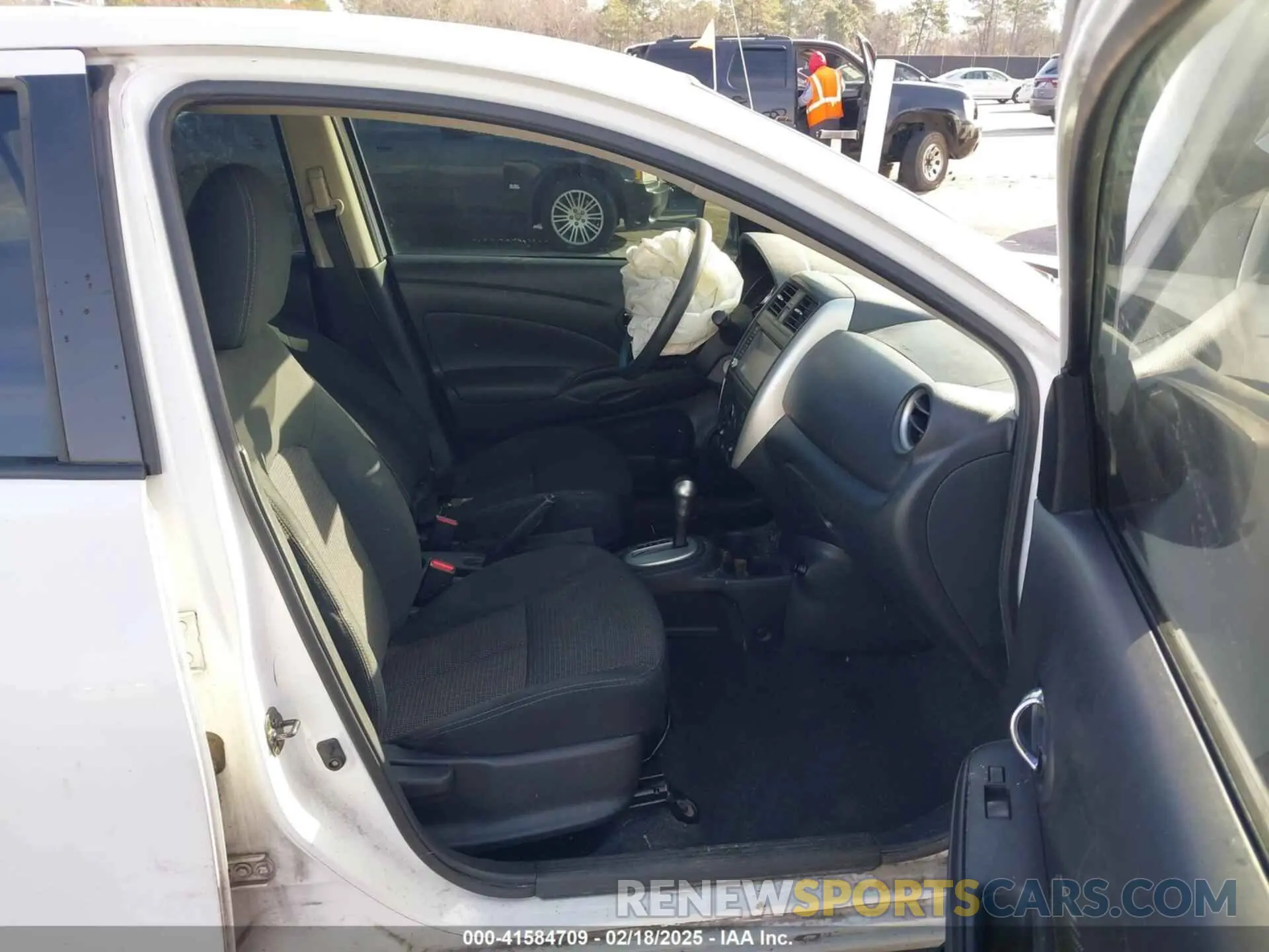 5 fotografías del automóvil dañado 3N1CN7AP7KL859582 NISSAN VERSA 2019