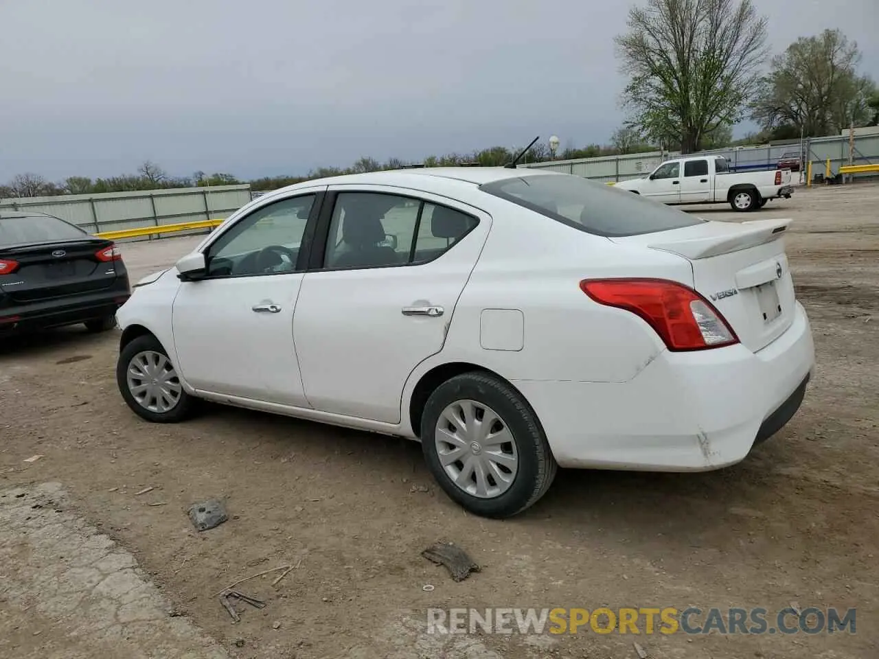 2 fotografías del automóvil dañado 3N1CN7AP8KL824078 NISSAN VERSA 2019