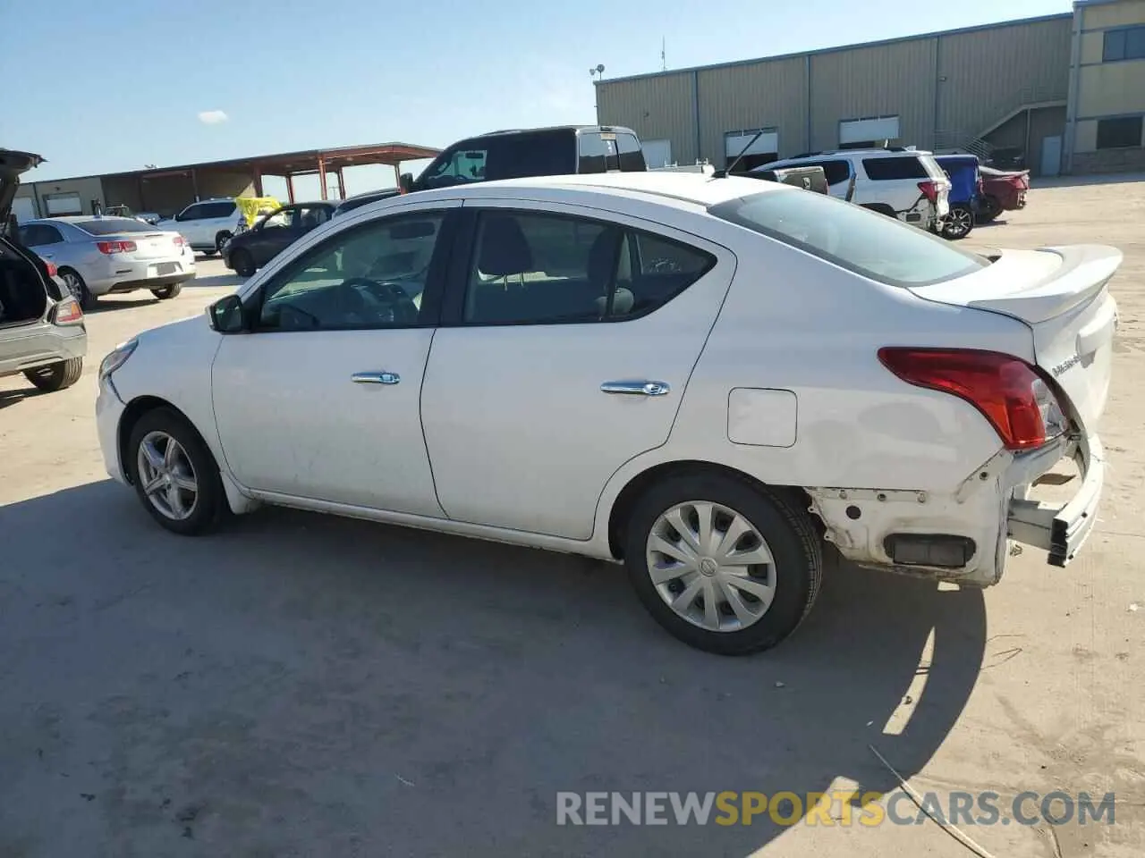 2 fotografías del automóvil dañado 3N1CN7AP8KL832374 NISSAN VERSA 2019