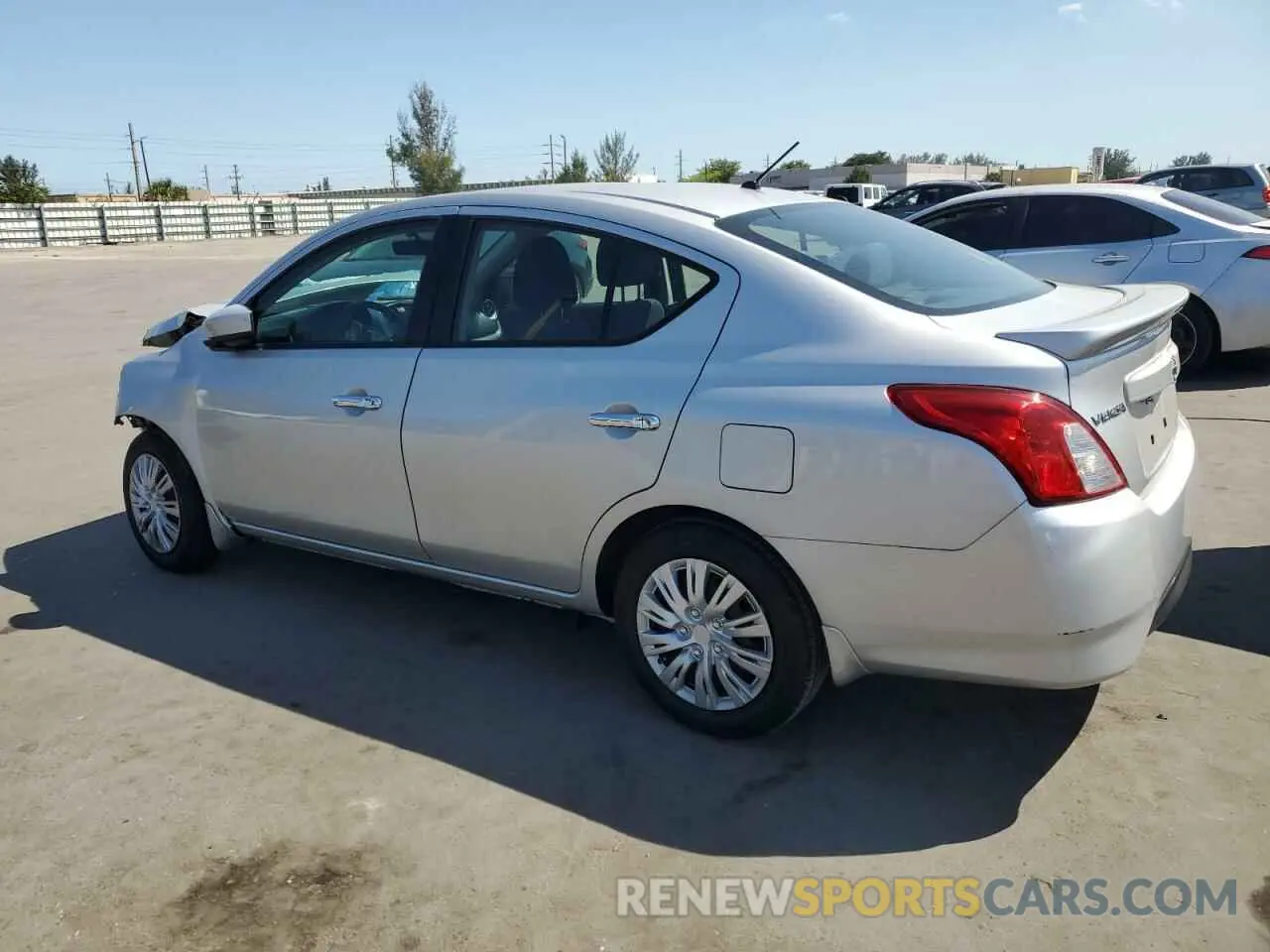 2 fotografías del automóvil dañado 3N1CN7AP8KL845898 NISSAN VERSA 2019