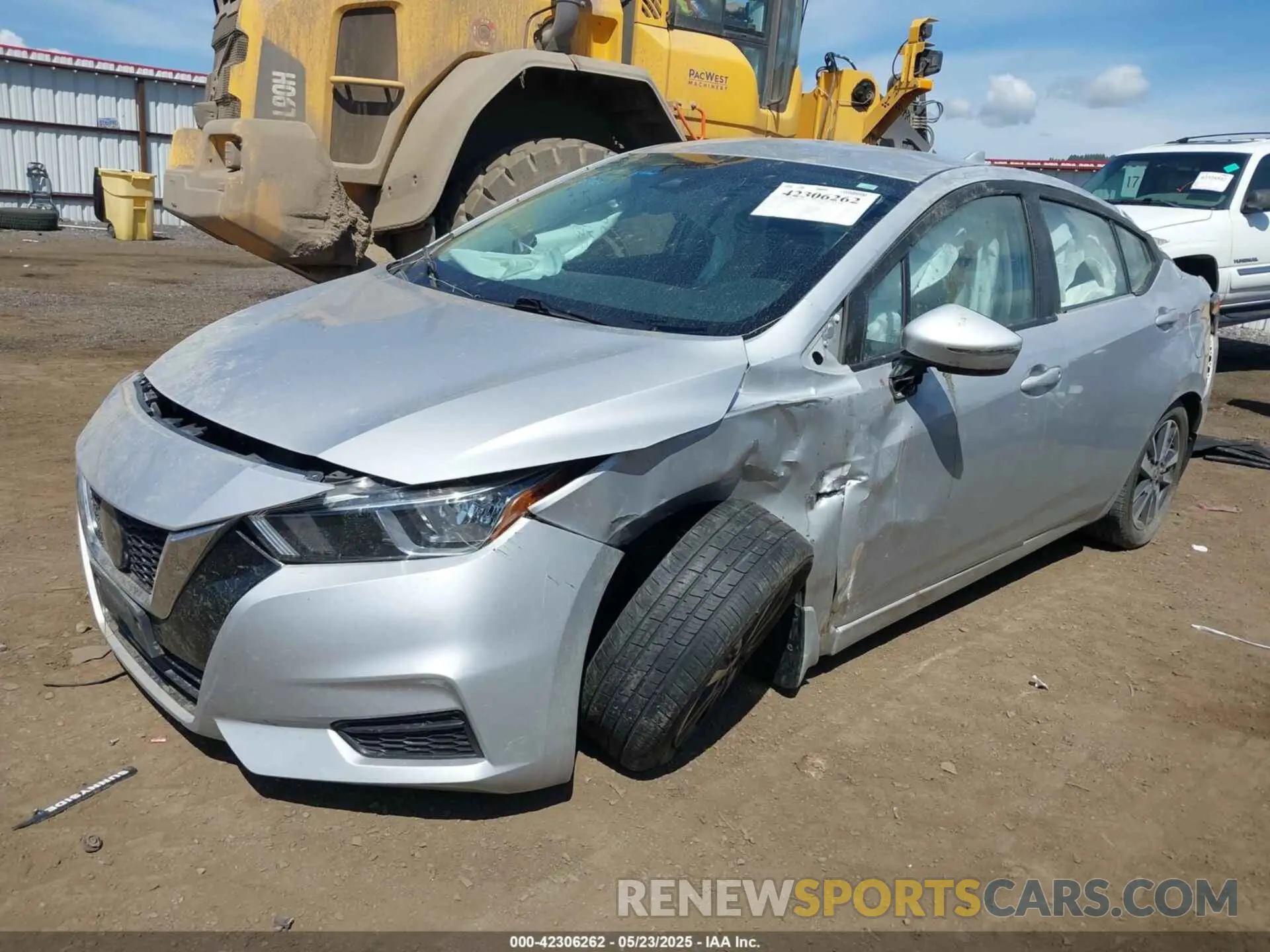 2 fotografías del automóvil dañado 3N1CN8EV2LL833925 NISSAN VERSA 2020