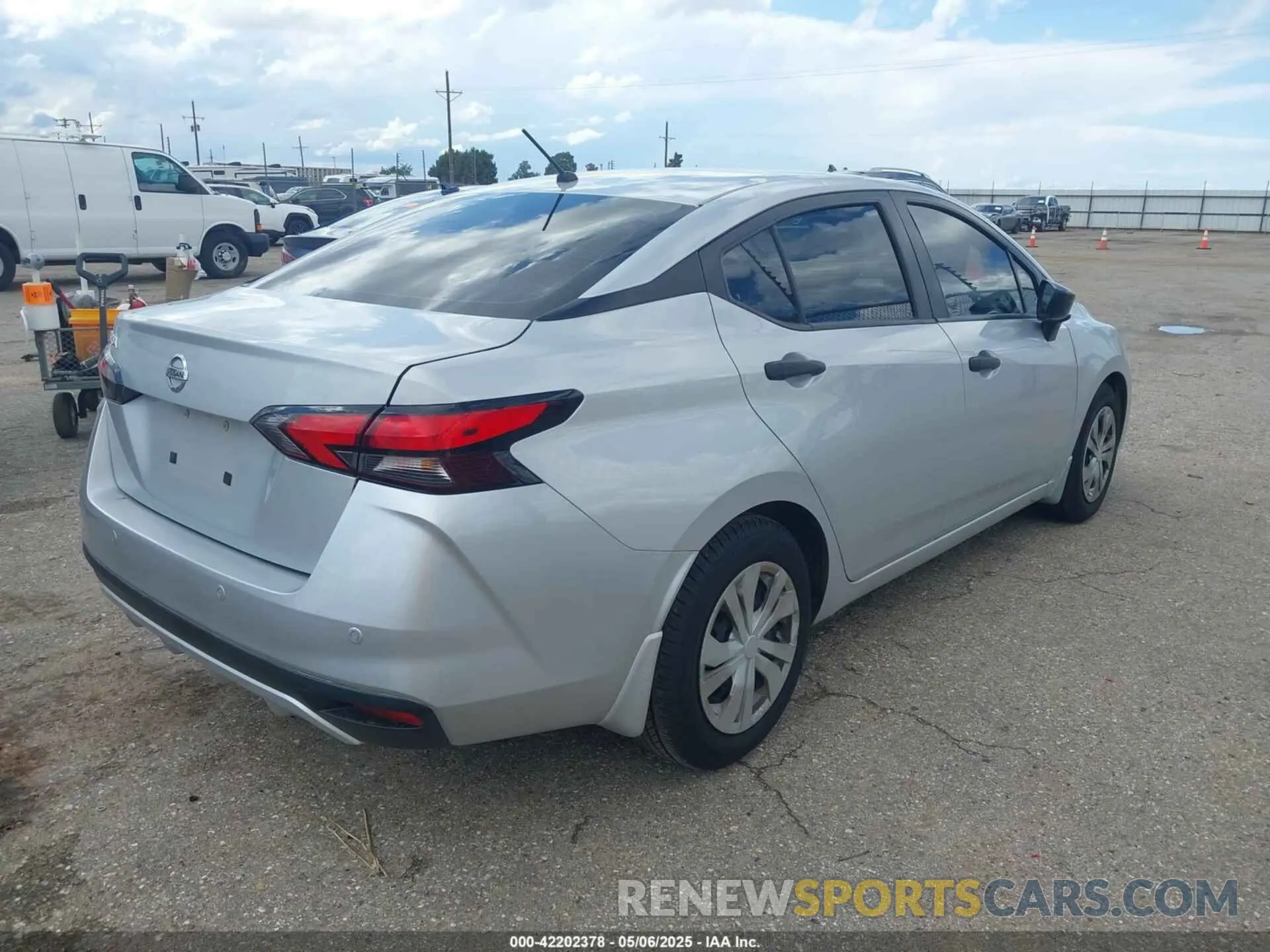 4 fotografías del automóvil dañado 3N1CN8DV3NL820203 NISSAN VERSA 2022