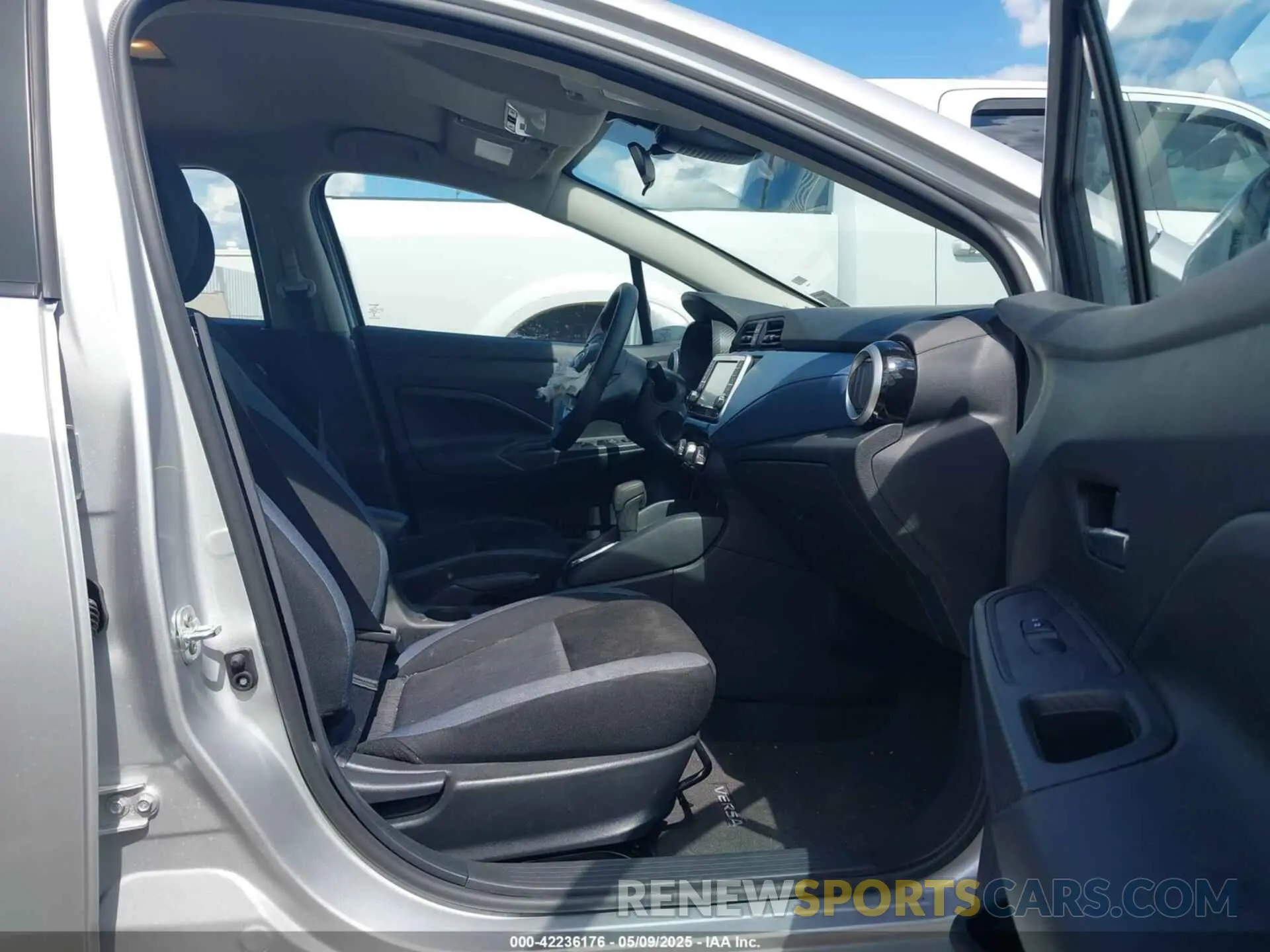 5 fotografías del automóvil dañado 3N1CN8EV5SL845663 NISSAN VERSA 2025