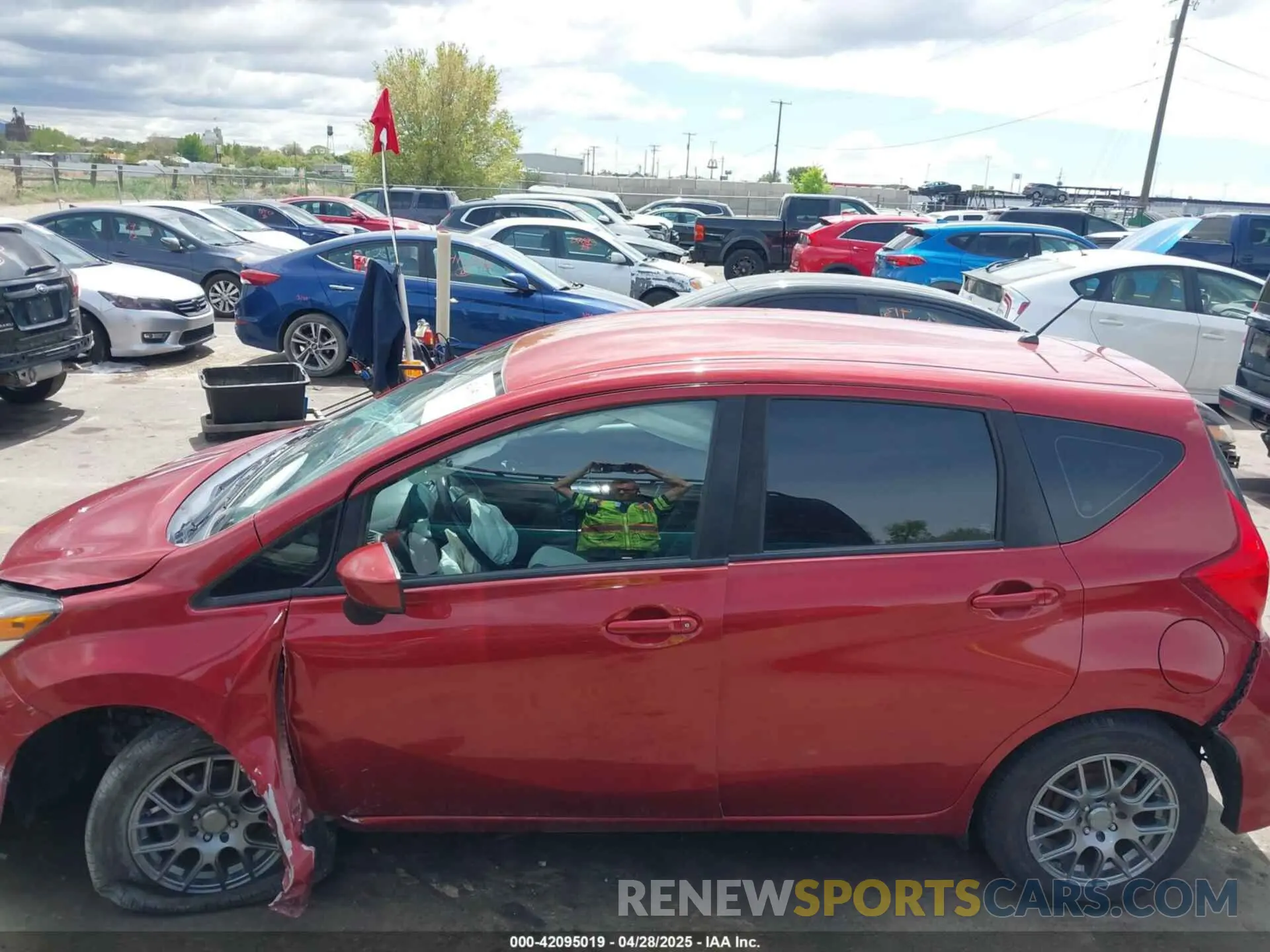 14 fotografías del automóvil dañado 3N1CE2CP6KL358182 NISSAN VERSA NOTE 2019