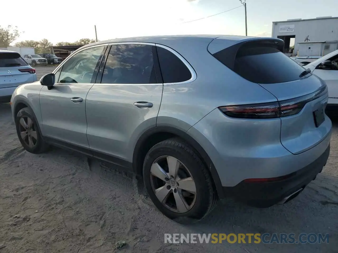 2 fotografías del automóvil dañado WP1AA2AY2MDA08115 PORSCHE CAYENNE 2021