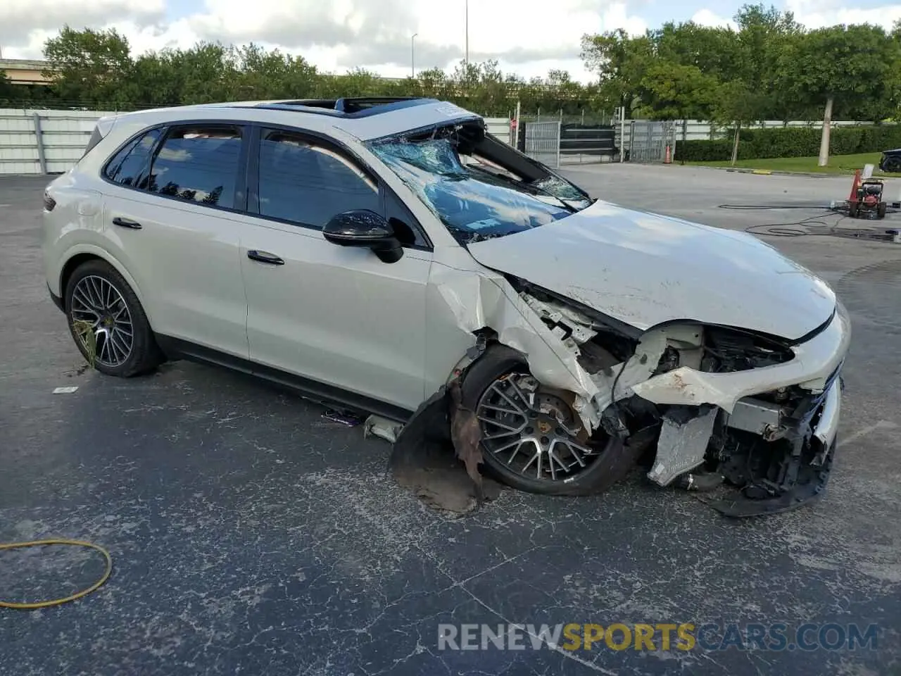 4 fotografías del automóvil dañado WP1AA2AY4MDA04342 PORSCHE CAYENNE 2021